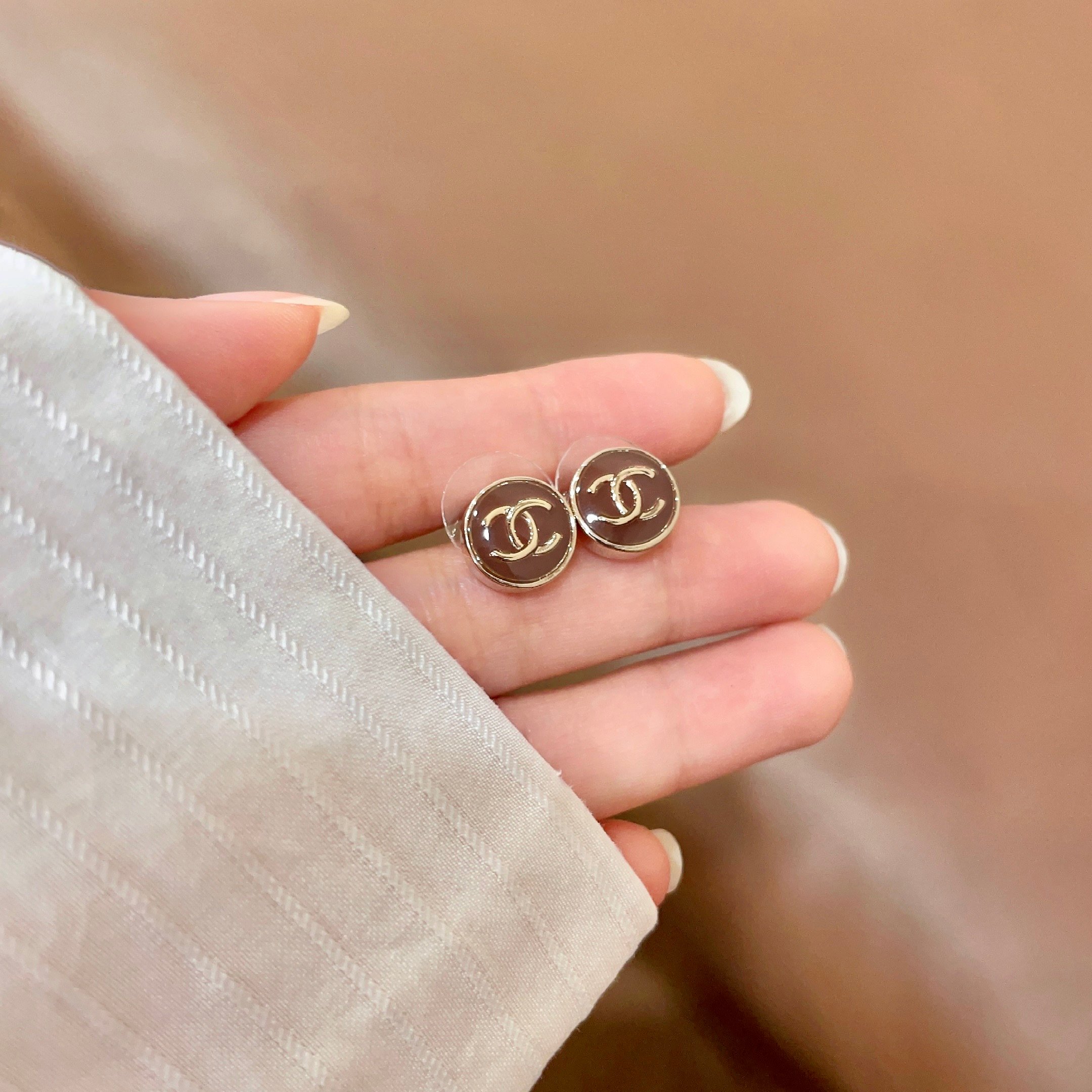 Chanel香奈儿 中古 双C耳钉👀小香家的款式真心无需多介绍😘🎶每一款都超好看，精致大方，非常显气质