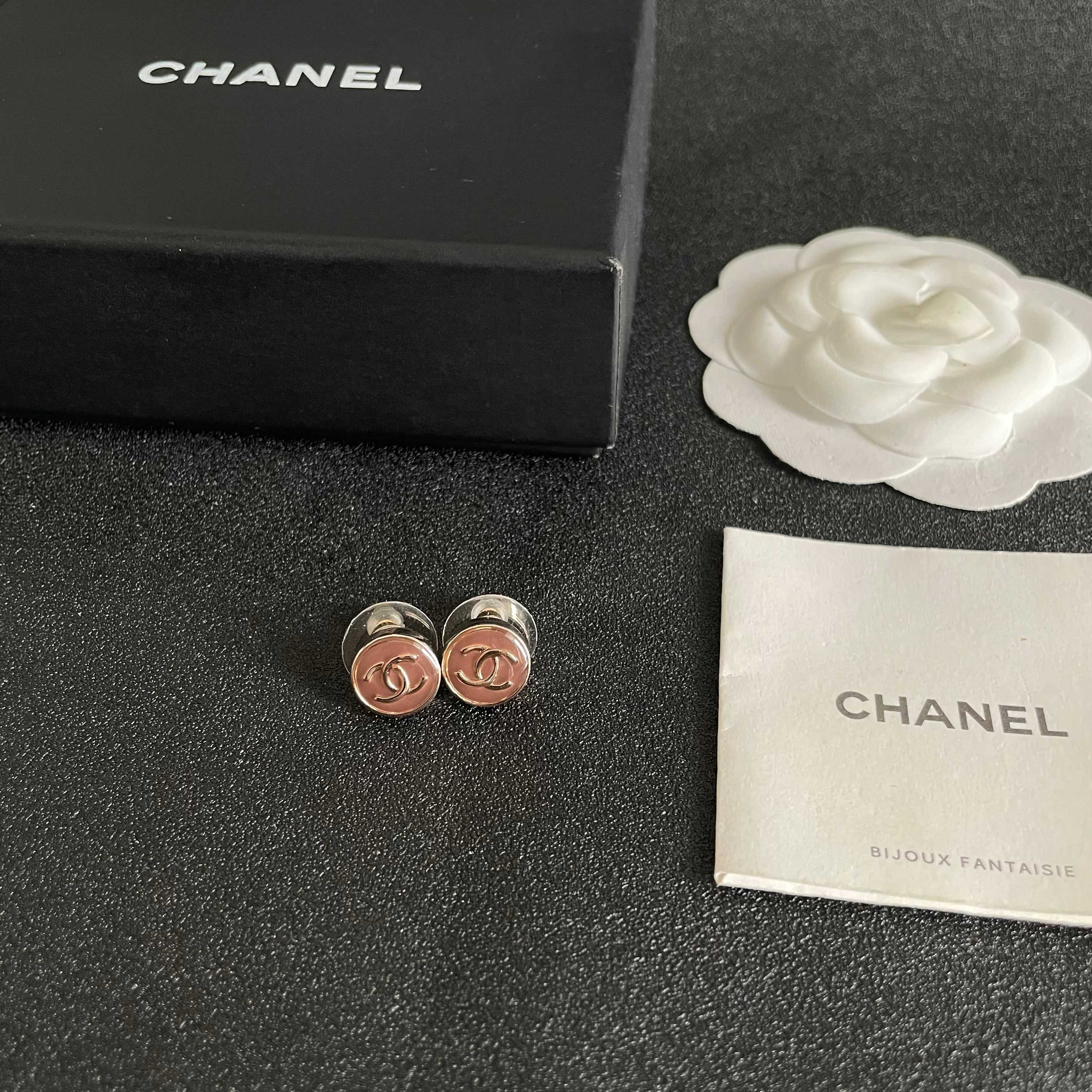 Chanel香奈儿 中古 双C耳钉👀小香家的款式真心无需多介绍😘🎶每一款都超好看，精致大方，非常显气质