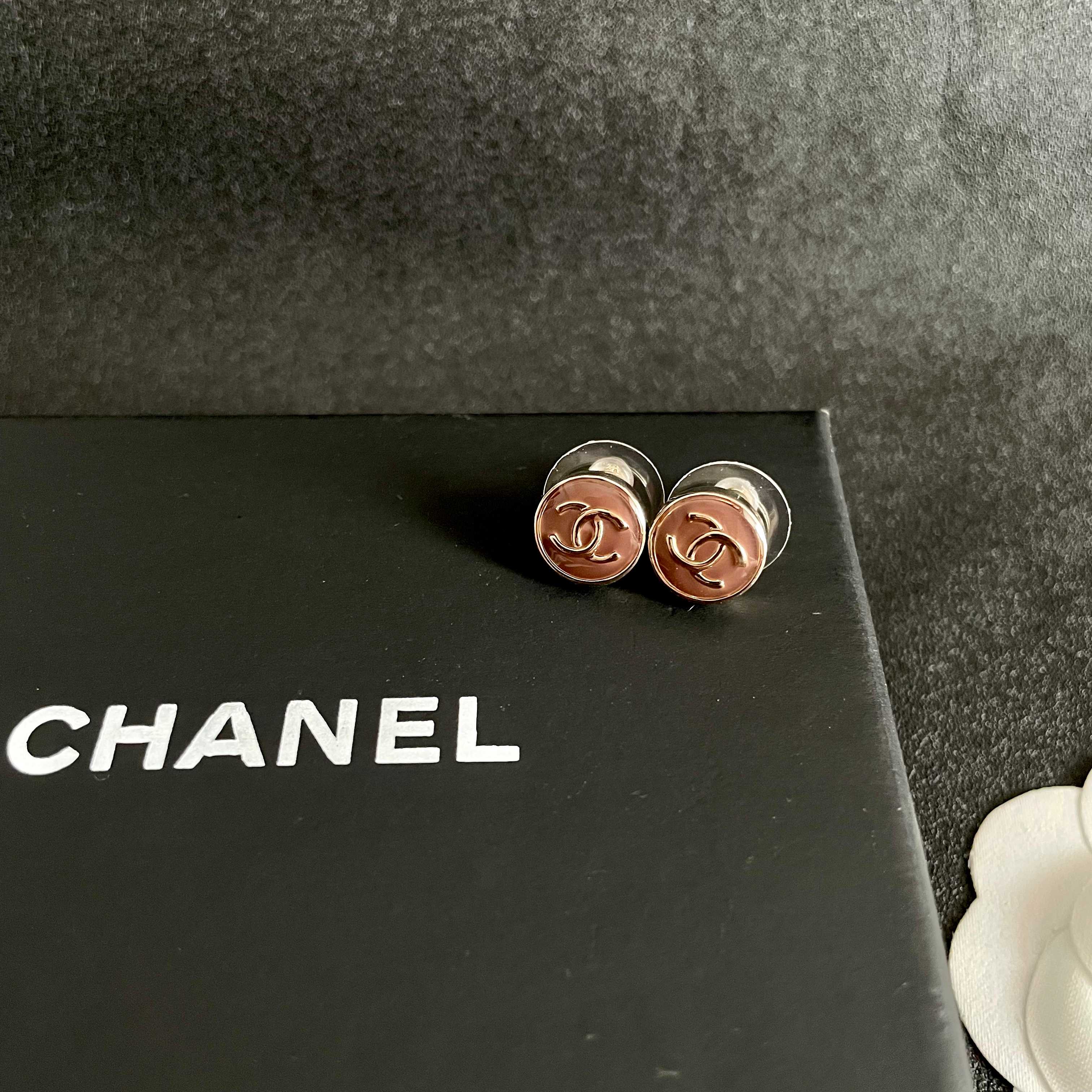 Chanel香奈儿 中古 双C耳钉👀小香家的款式真心无需多介绍😘🎶每一款都超好看，精致大方，非常显气质