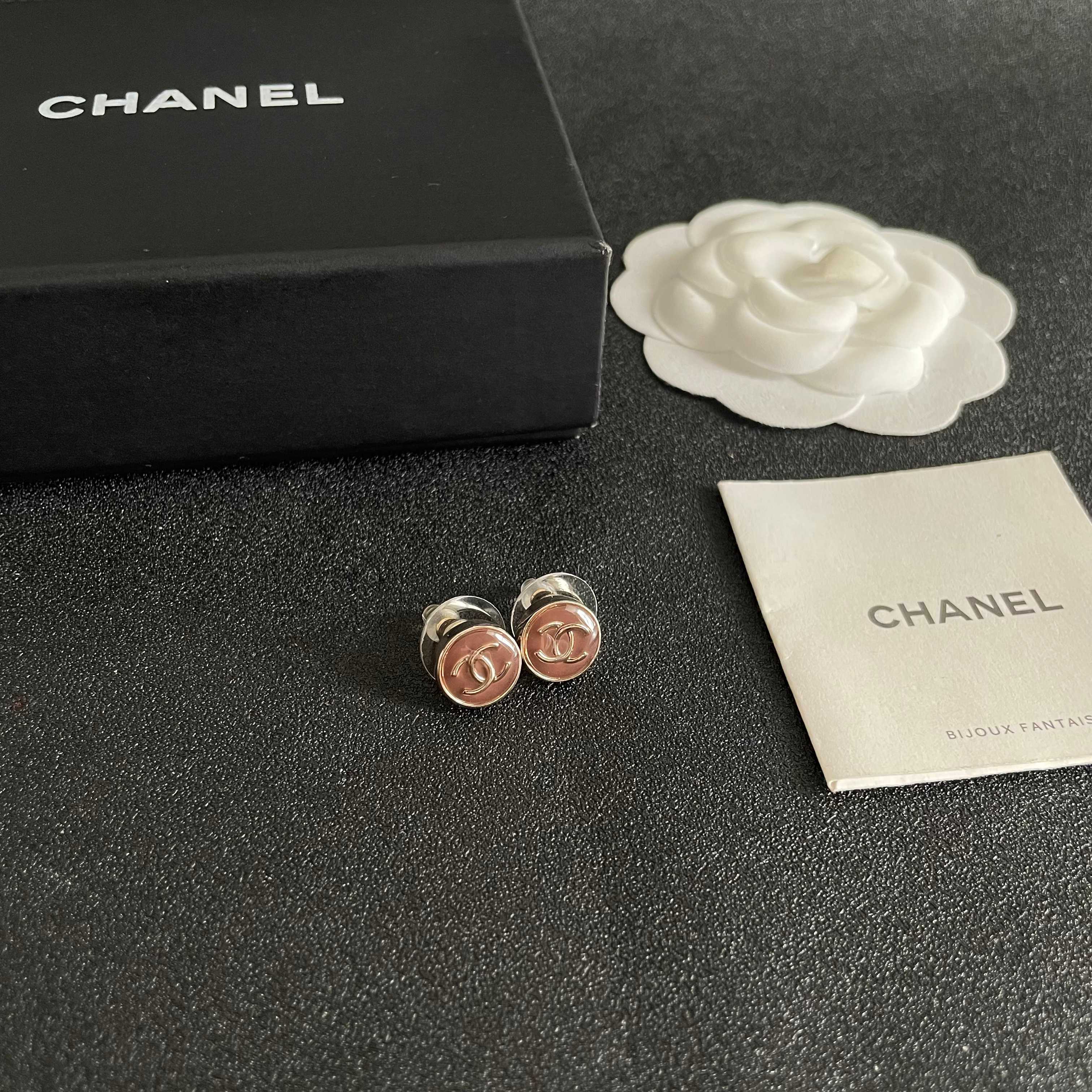 Chanel香奈儿 中古 双C耳钉👀小香家的款式真心无需多介绍😘🎶每一款都超好看，精致大方，非常显气质