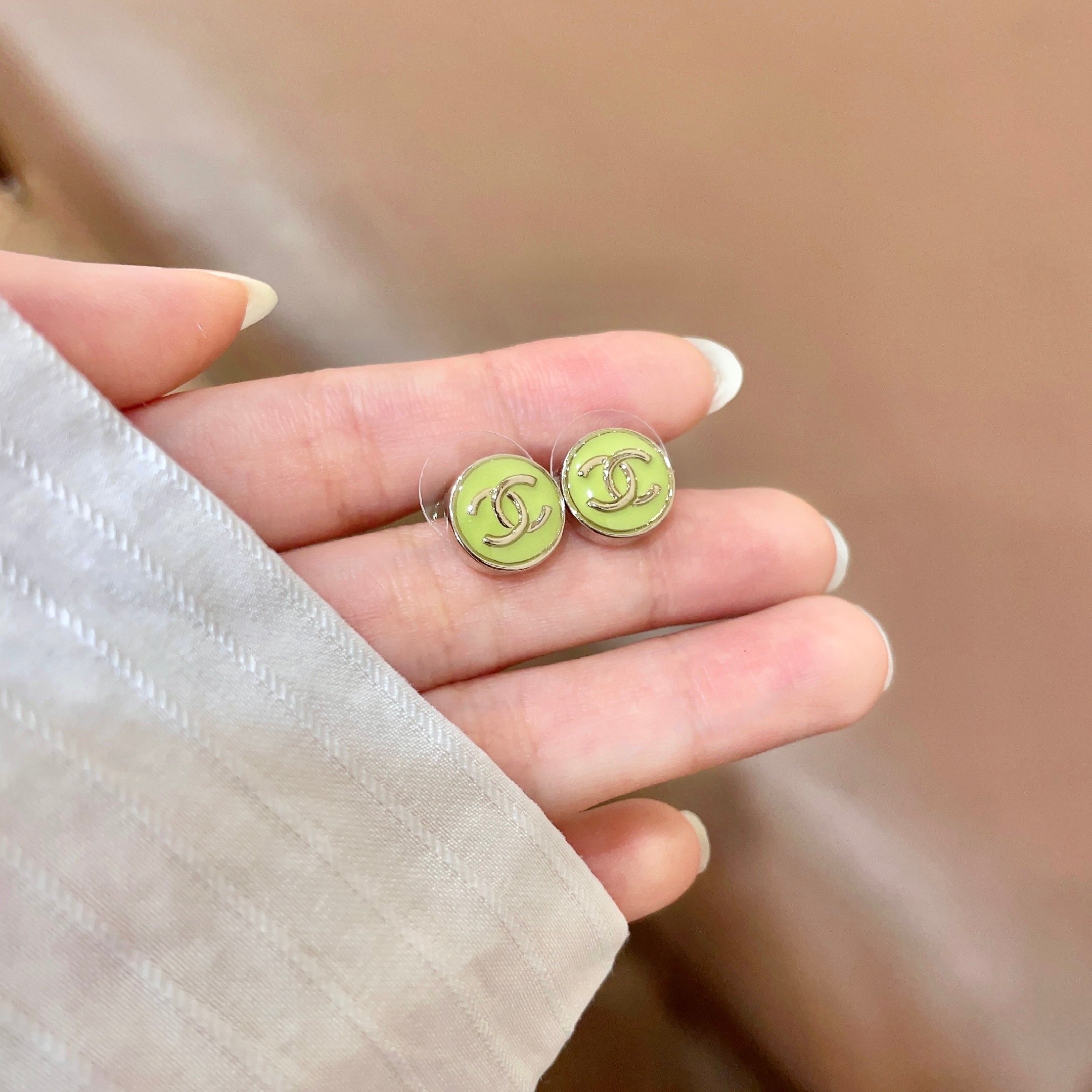 Chanel香奈儿 中古 双C耳钉👀小香家的款式真心无需多介绍😘🎶每一款都超好看，精致大方，非常显气质