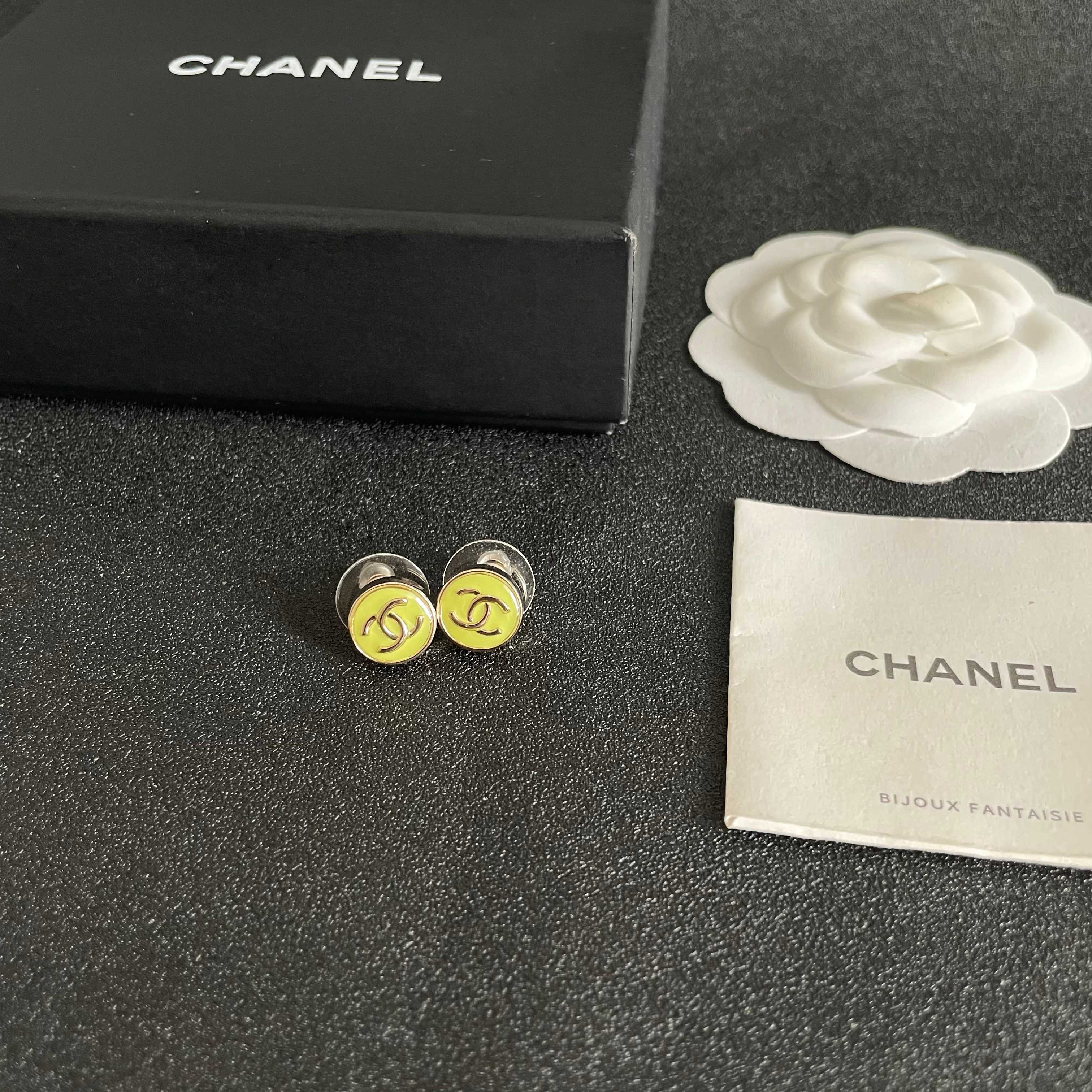 Chanel香奈儿 中古 双C耳钉👀小香家的款式真心无需多介绍😘🎶每一款都超好看，精致大方，非常显气质