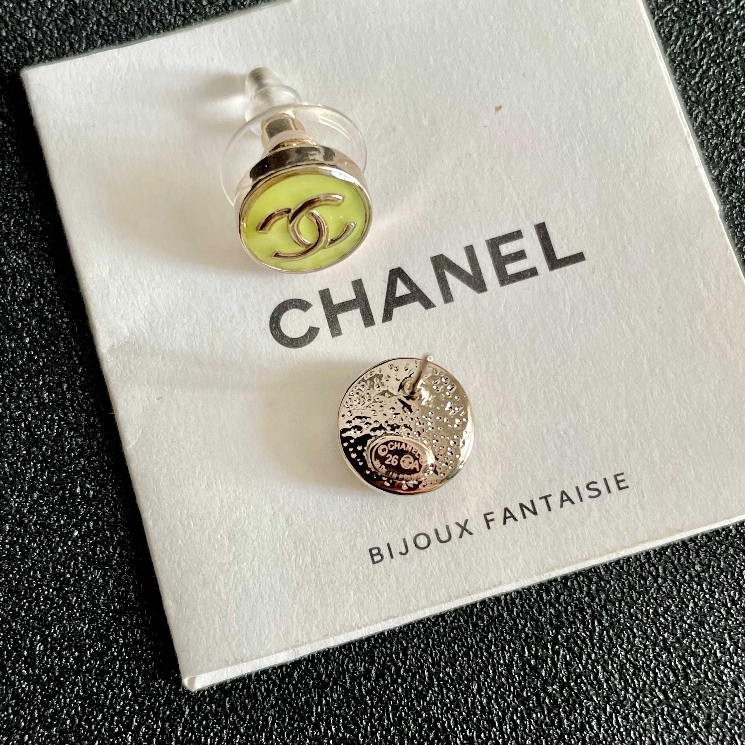 Chanel香奈儿 中古 双C耳钉👀小香家的款式真心无需多介绍😘🎶每一款都超好看，精致大方，非常显气质