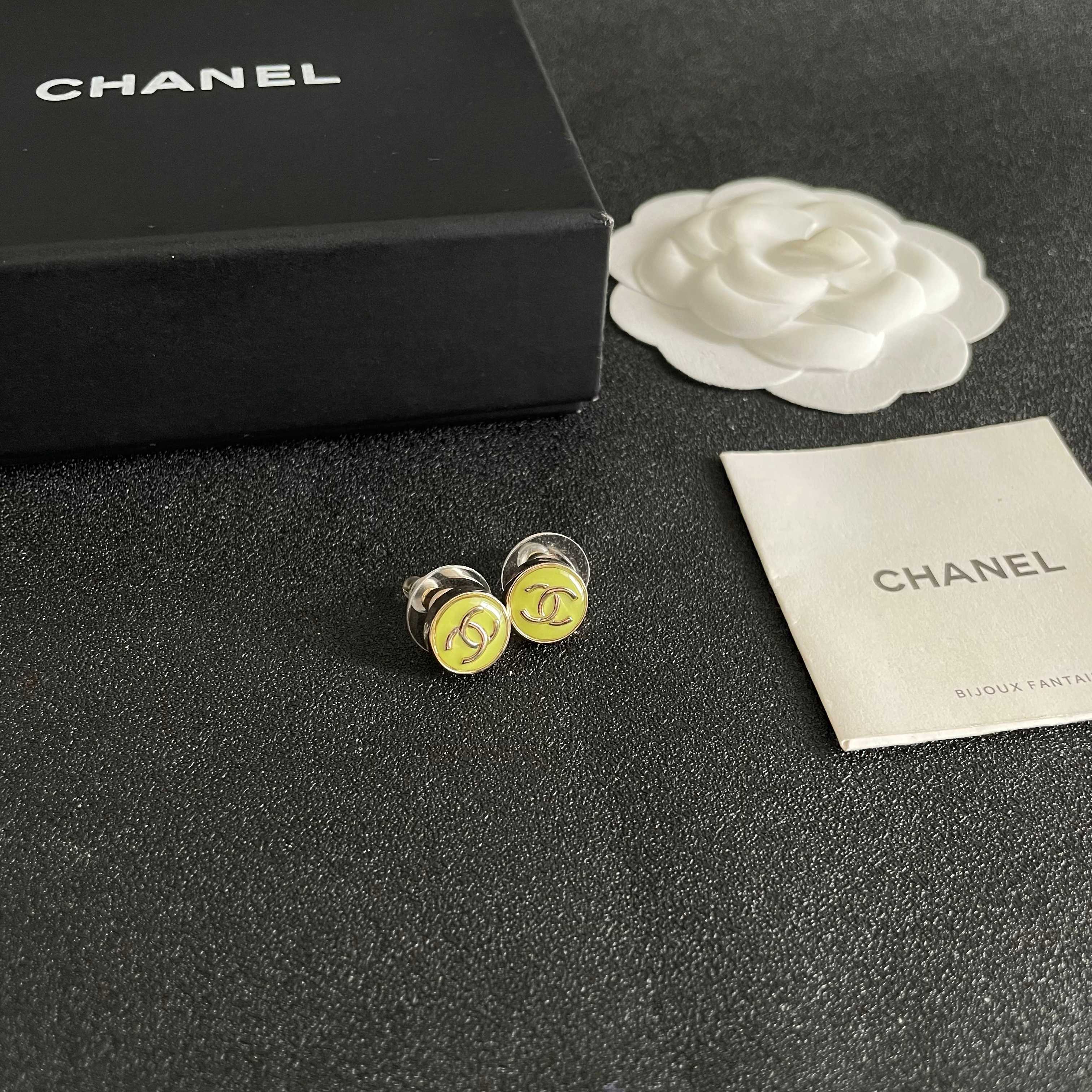 Chanel香奈儿 中古 双C耳钉👀小香家的款式真心无需多介绍😘🎶每一款都超好看，精致大方，非常显气质