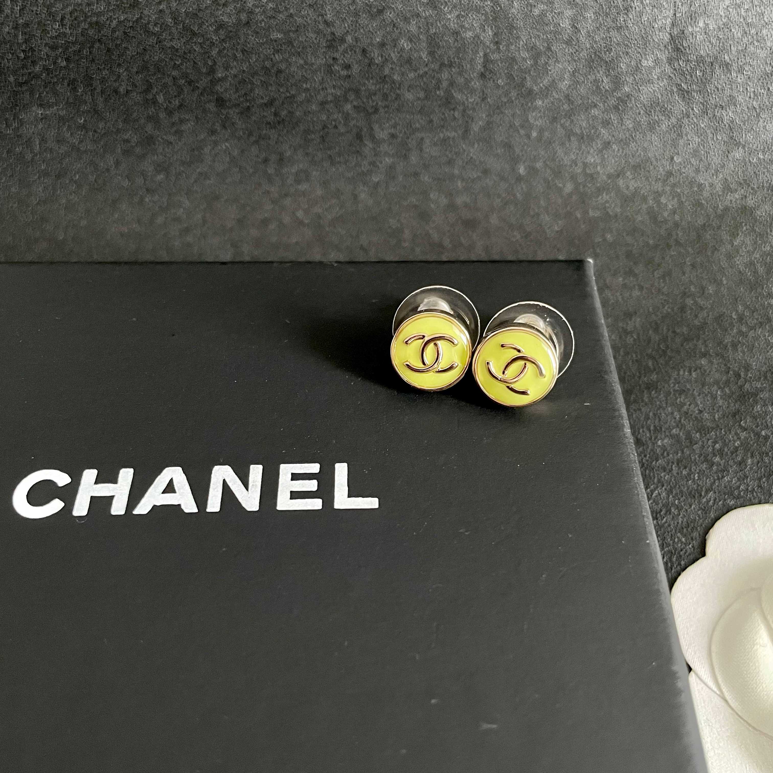 Chanel香奈儿 中古 双C耳钉👀小香家的款式真心无需多介绍😘🎶每一款都超好看，精致大方，非常显气质