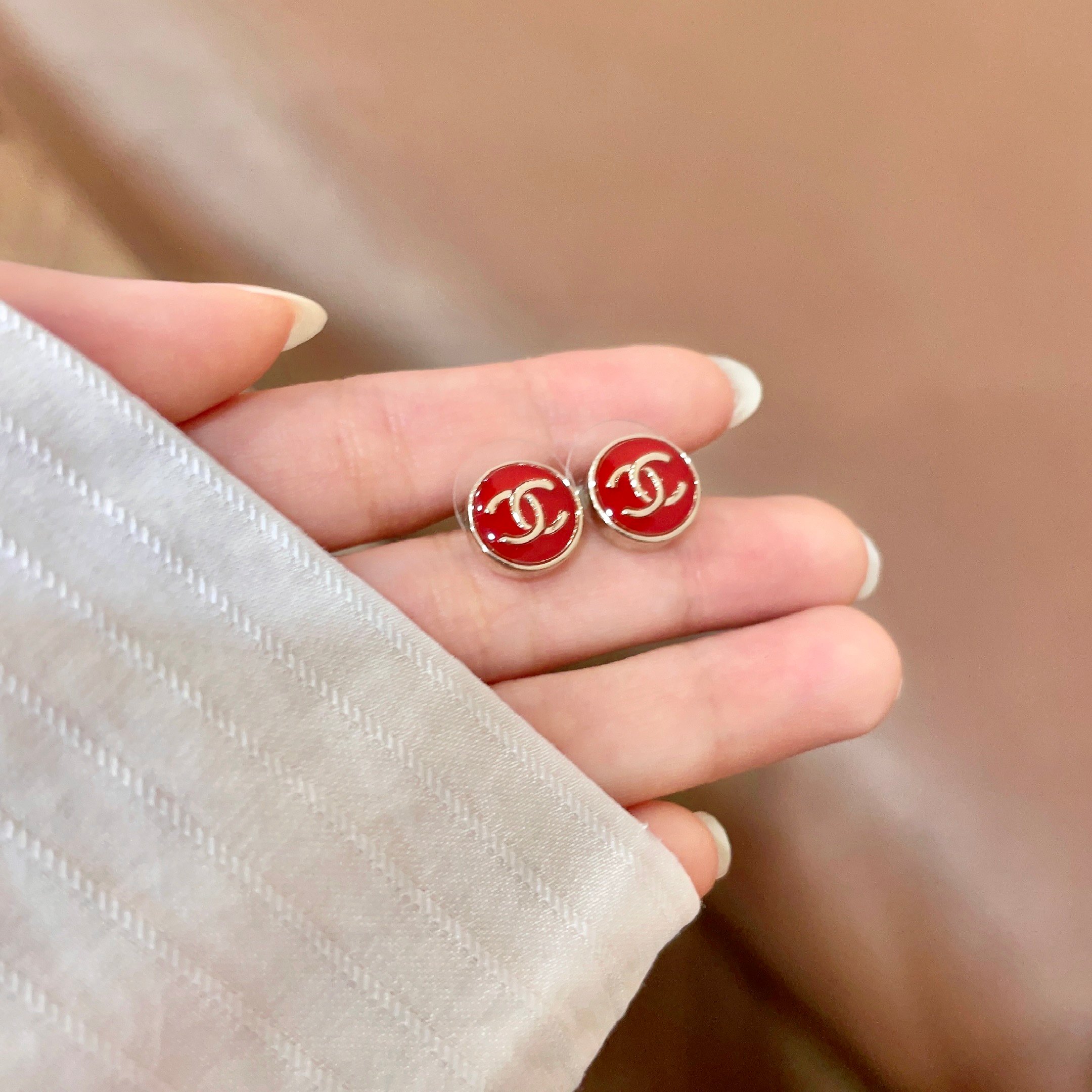 Chanel香奈儿 中古 双C耳钉👀小香家的款式真心无需多介绍😘🎶每一款都超好看，精致大方，非常显气质