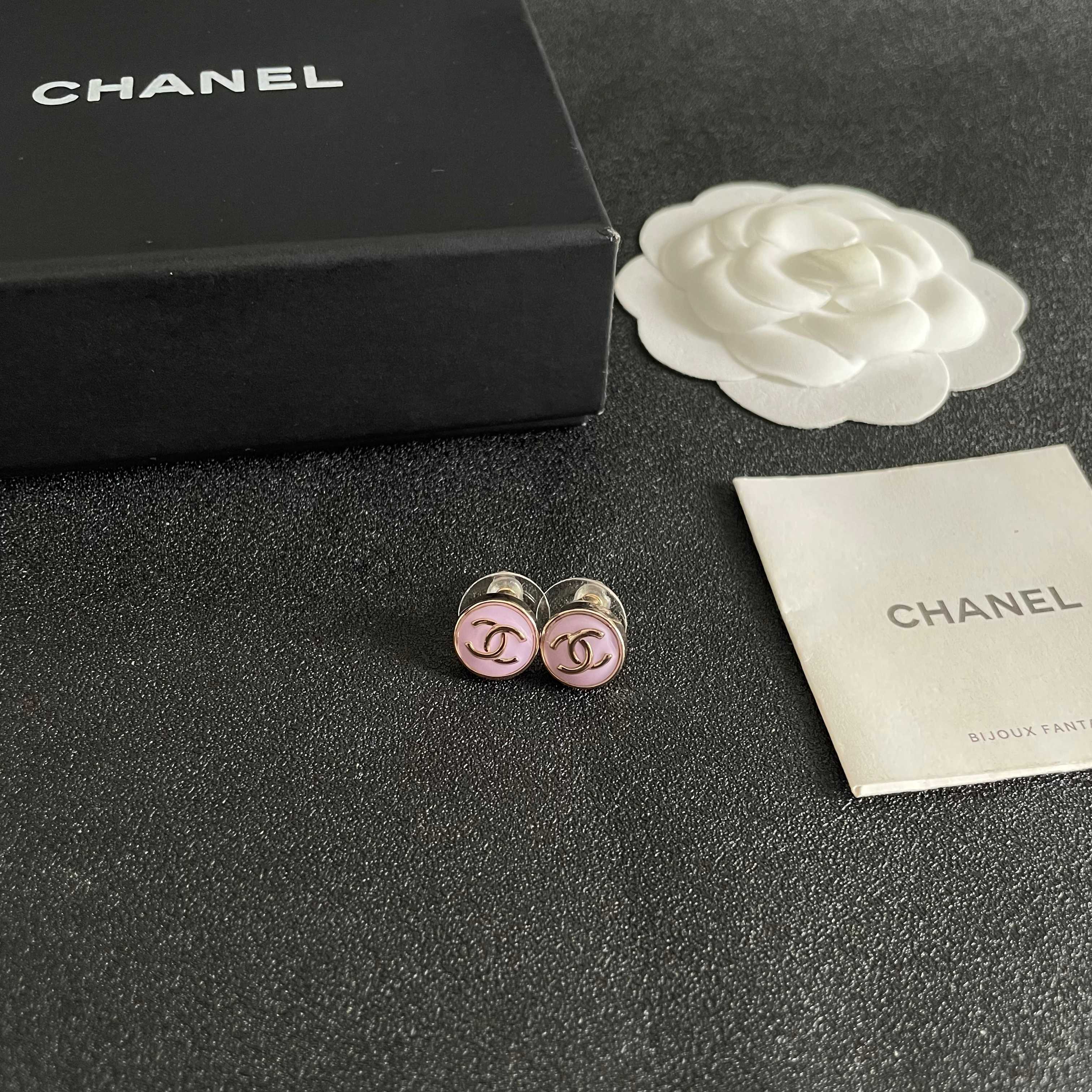 Chanel香奈儿 中古 双C耳钉👀小香家的款式真心无需多介绍😘🎶每一款都超好看，精致大方，非常显气质