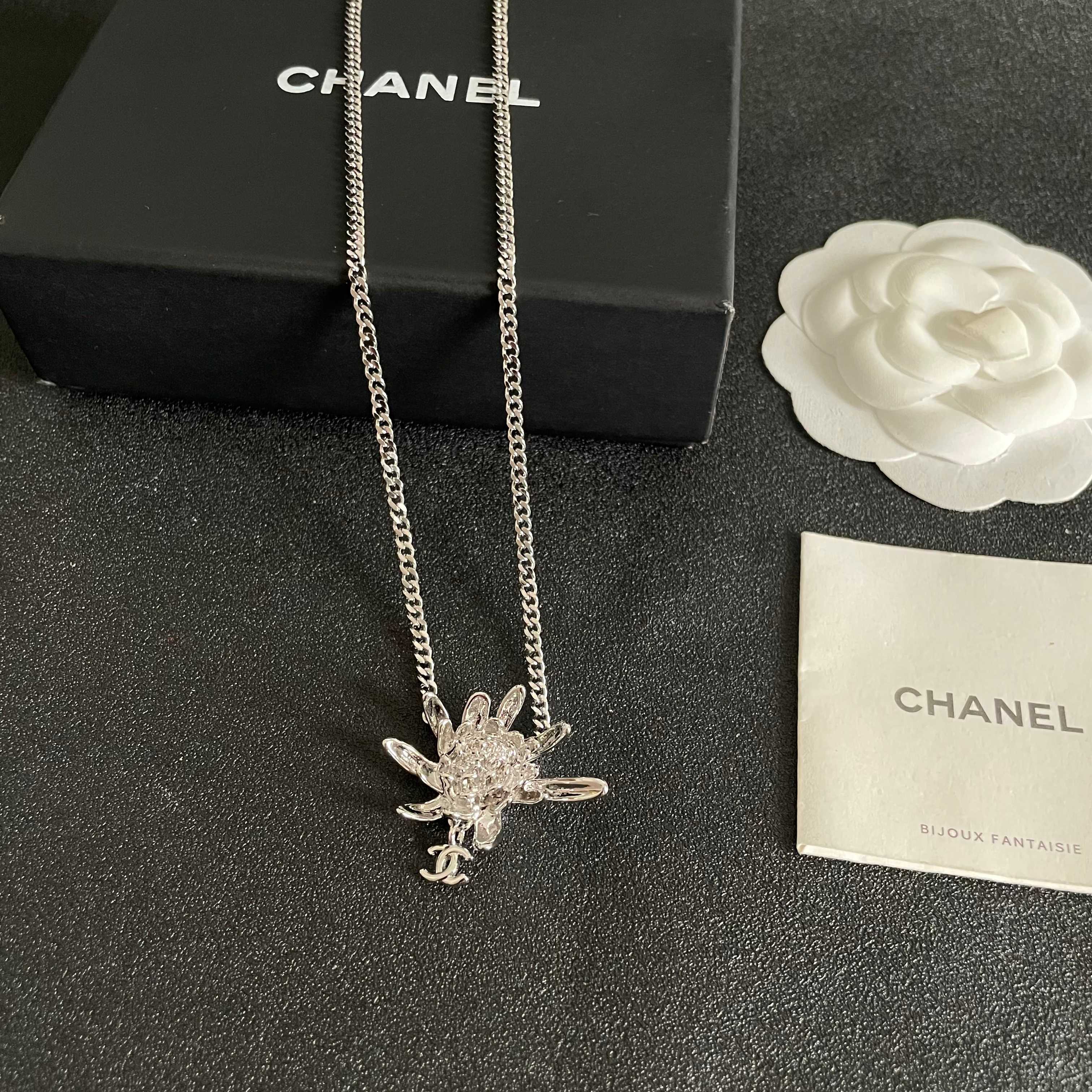 Chanel香奈儿 中古 字母项链👀小香家的款式真心无需多介绍😘🎶每一款都超好看，精致大方，非常显气质.