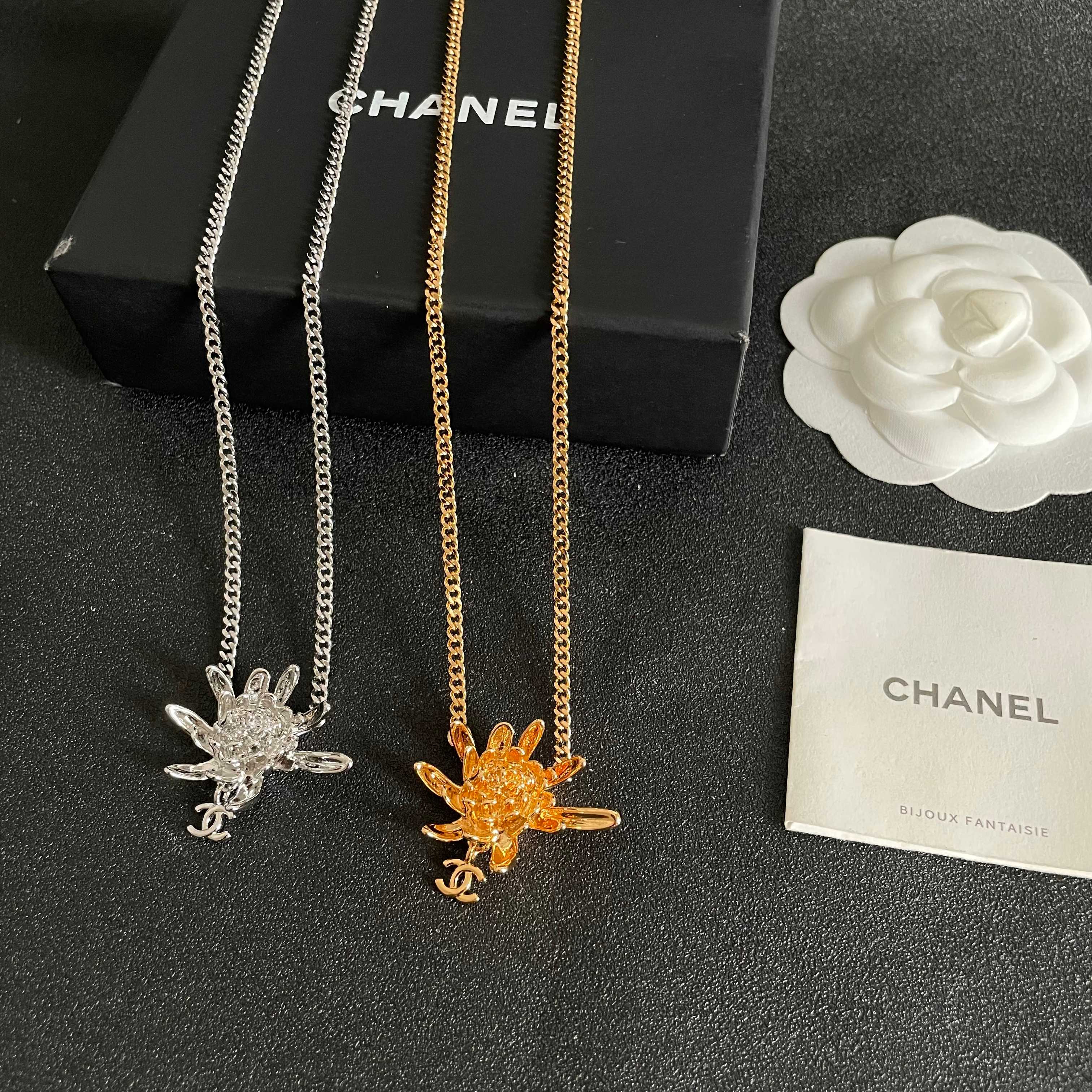 Chanel香奈儿 中古 字母项链👀小香家的款式真心无需多介绍😘🎶每一款都超好看，精致大方，非常显气质.