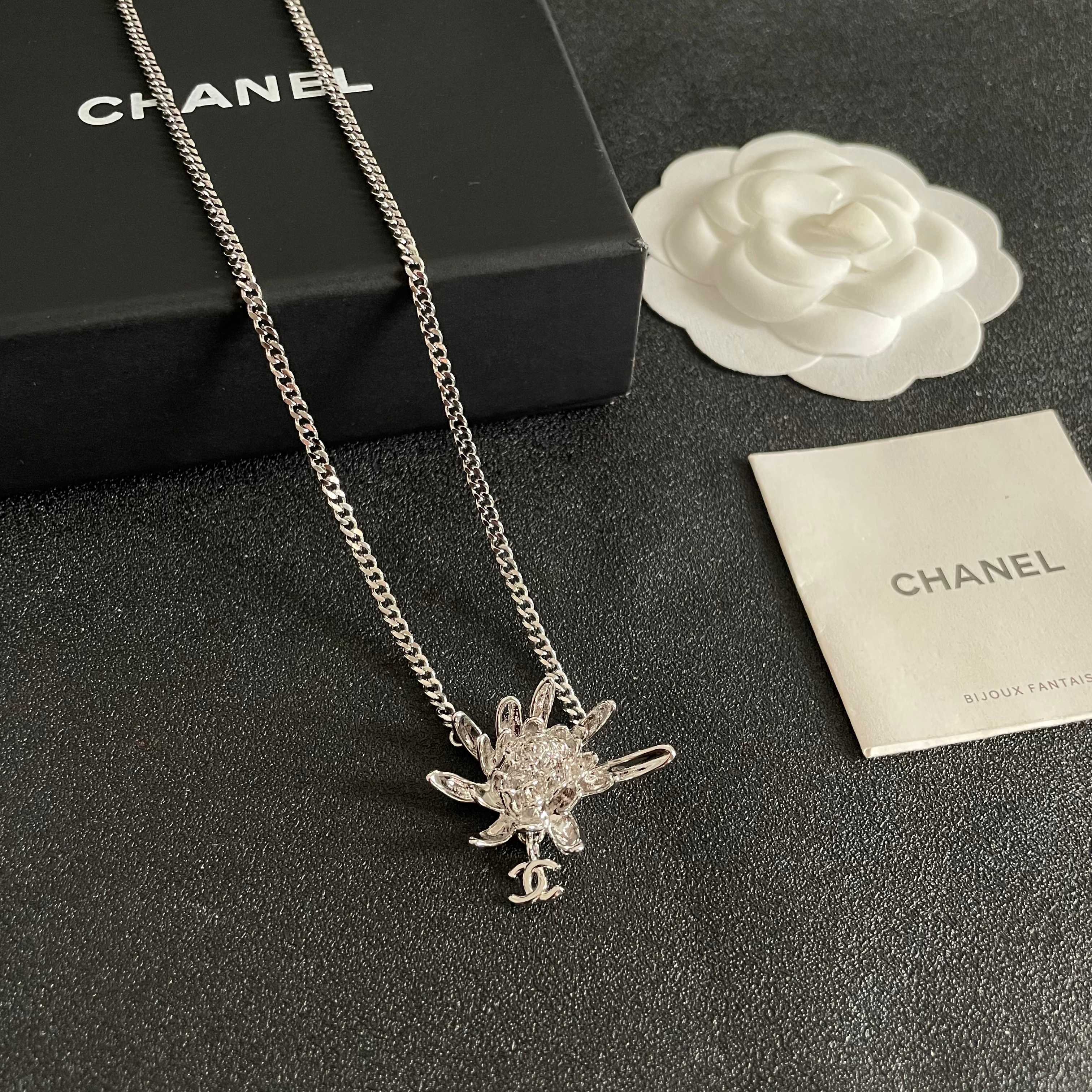 Chanel香奈儿 中古 字母项链👀小香家的款式真心无需多介绍😘🎶每一款都超好看，精致大方，非常显气质.