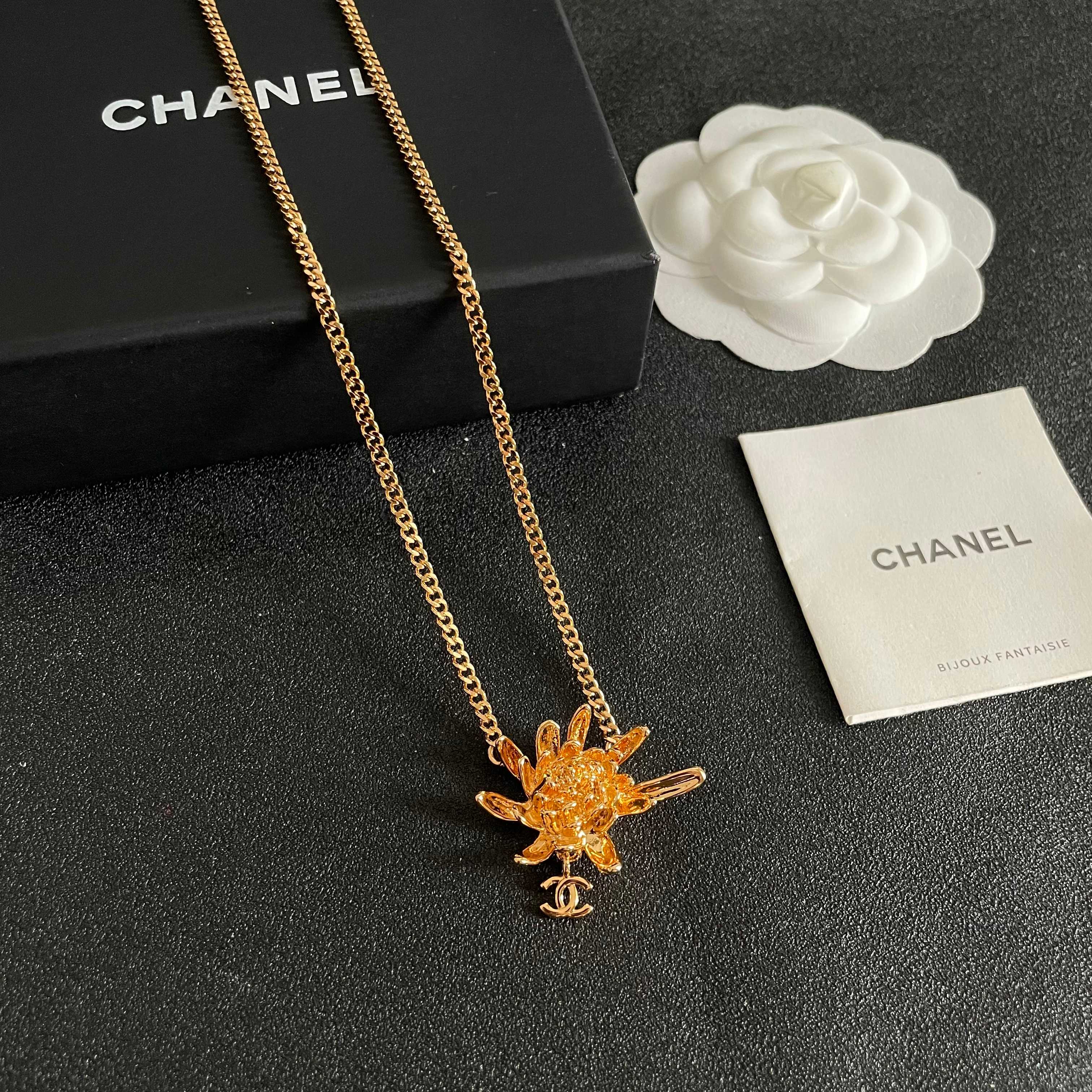 Chanel香奈儿 中古 字母项链👀小香家的款式真心无需多介绍😘🎶每一款都超好看，精致大方，非常显气质.