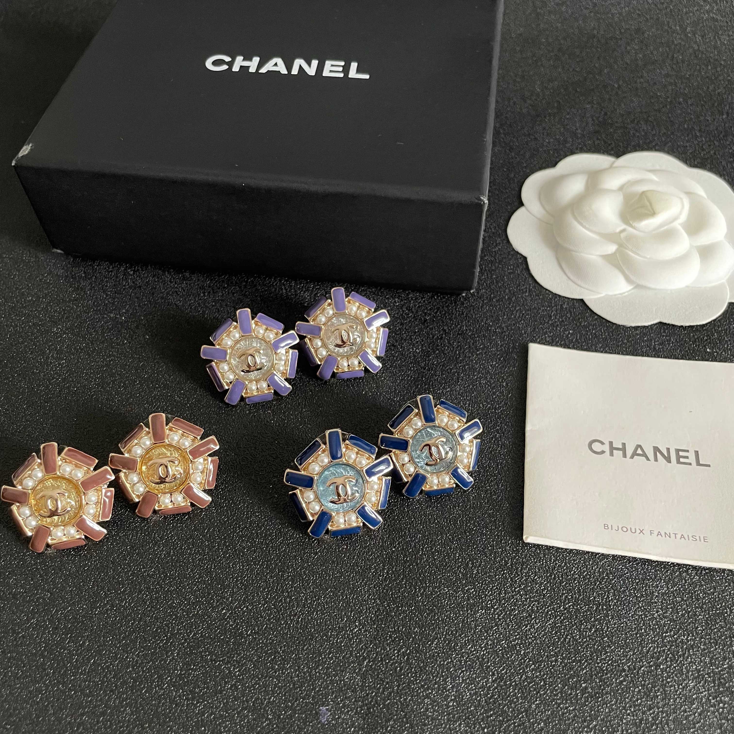 Chanel香奈儿 中古 双C耳钉👀小香家的款式真心无需多介绍😘🎶每一款都超好看，精致大方，非常显气质
