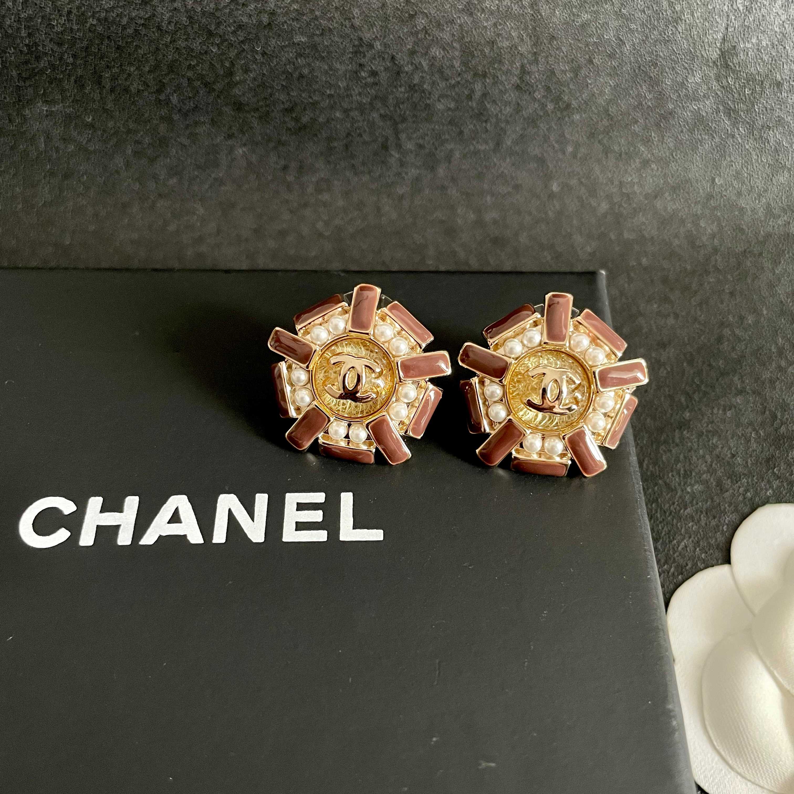 Chanel香奈儿 中古 双C耳钉👀小香家的款式真心无需多介绍😘🎶每一款都超好看，精致大方，非常显气质