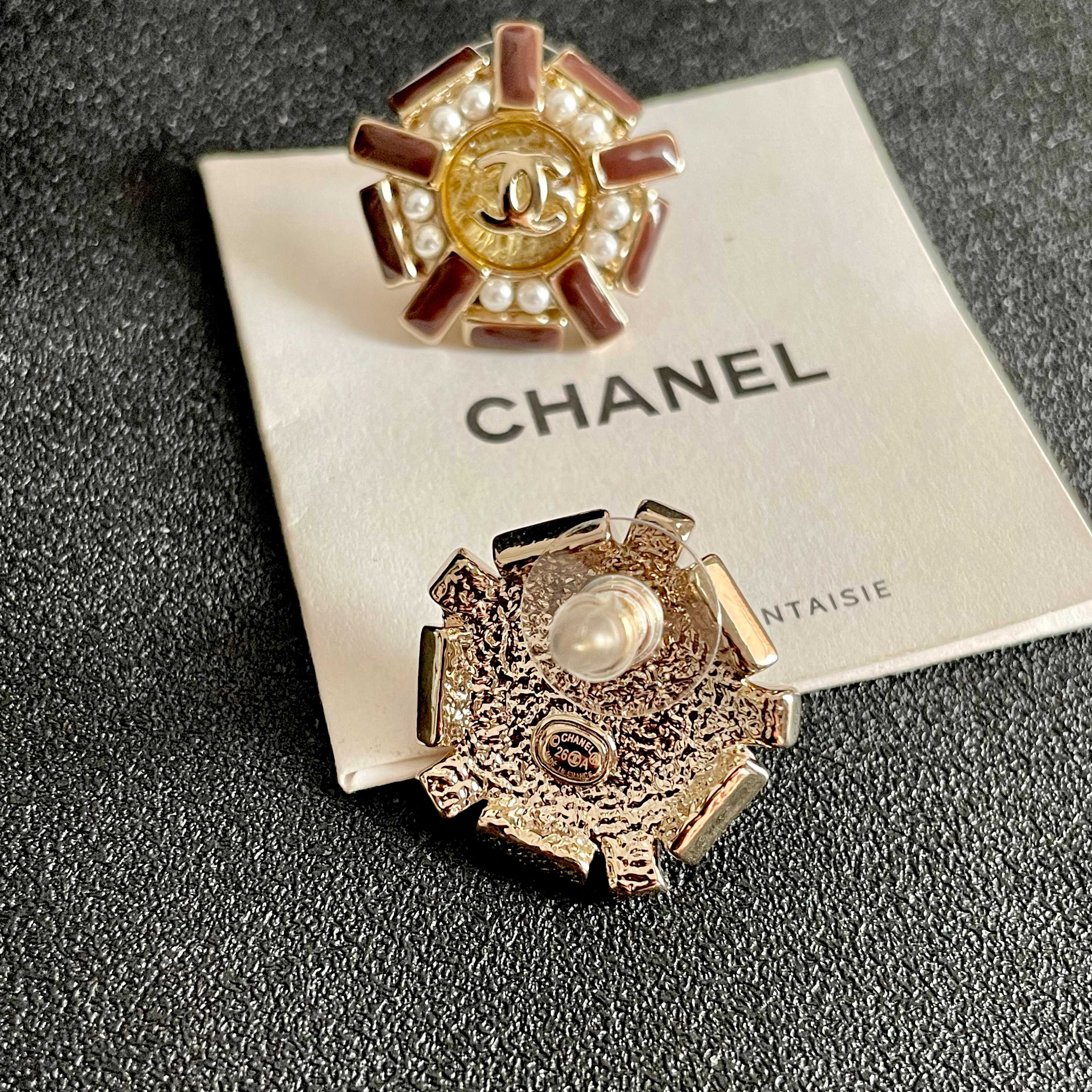 Chanel香奈儿 中古 双C耳钉👀小香家的款式真心无需多介绍😘🎶每一款都超好看，精致大方，非常显气质