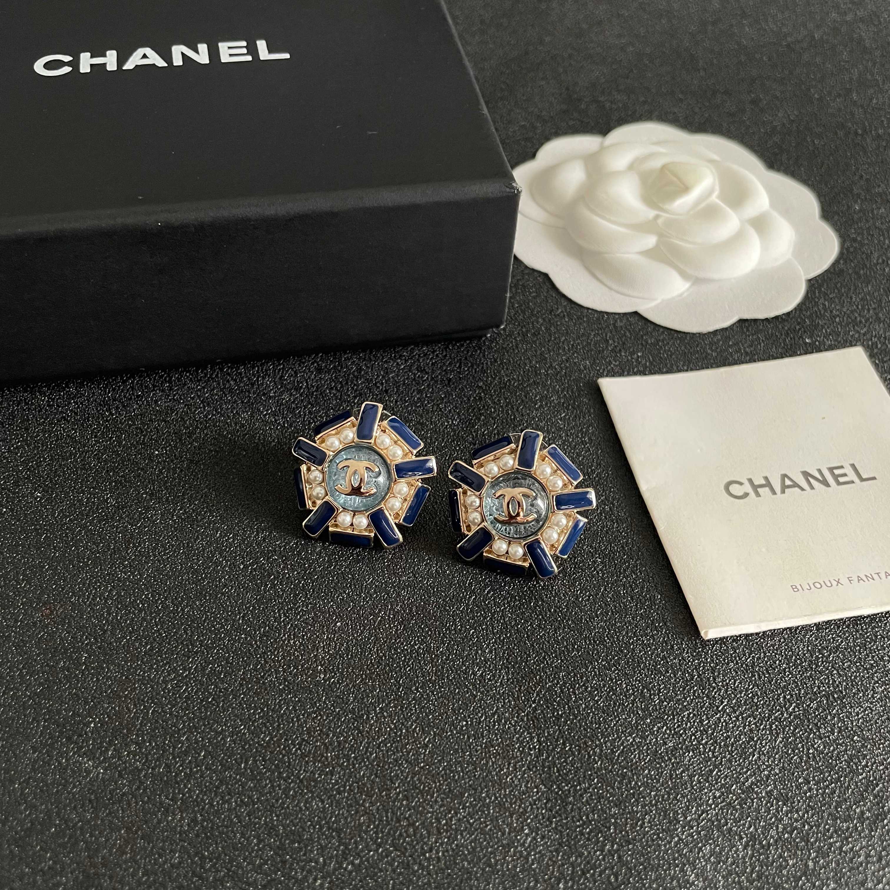 Chanel香奈儿 中古 双C耳钉👀小香家的款式真心无需多介绍😘🎶每一款都超好看，精致大方，非常显气质