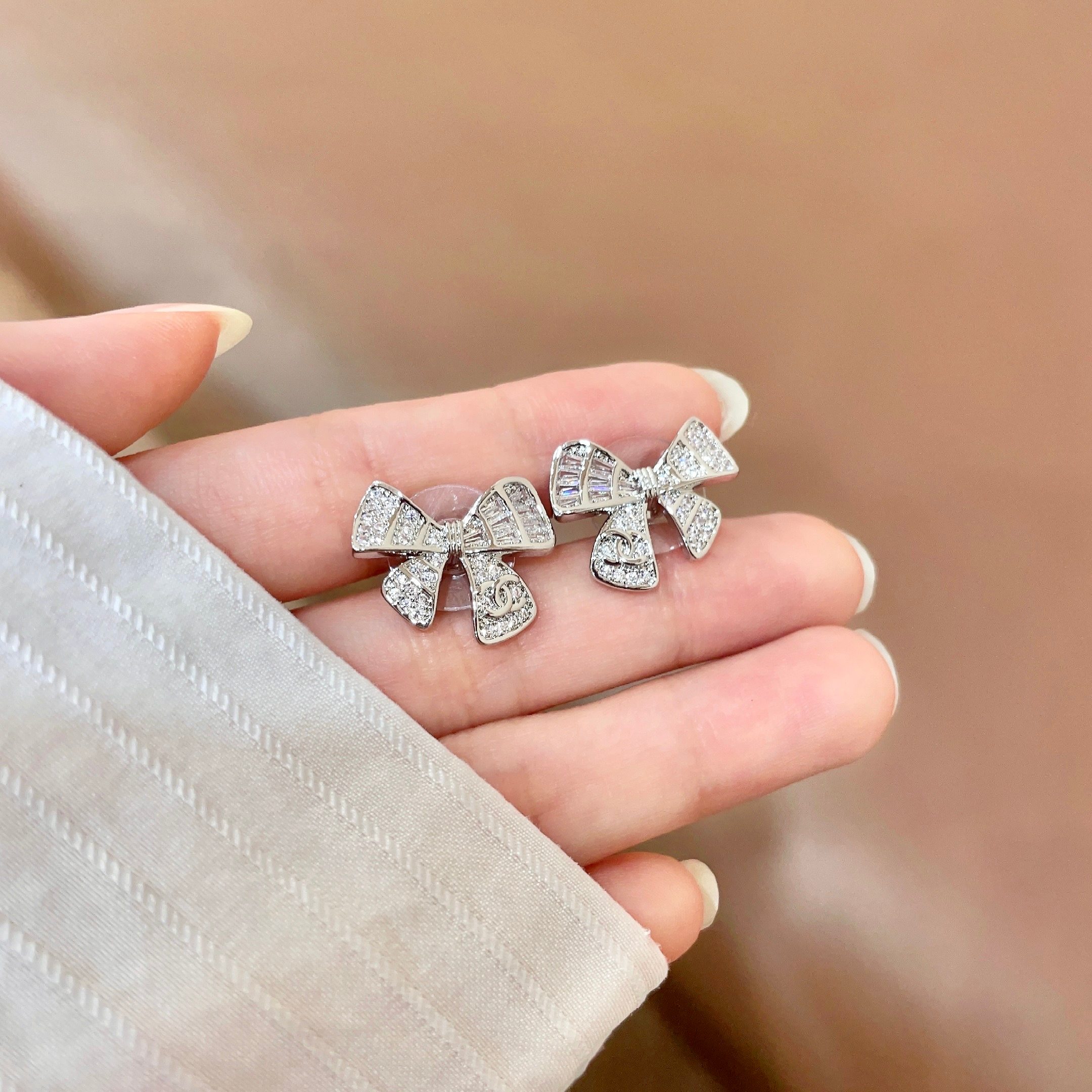 Chanel香奈儿 中古 双C耳钉👀小香家的款式真心无需多介绍😘🎶每一款都超好看，精致大方，非常显气质