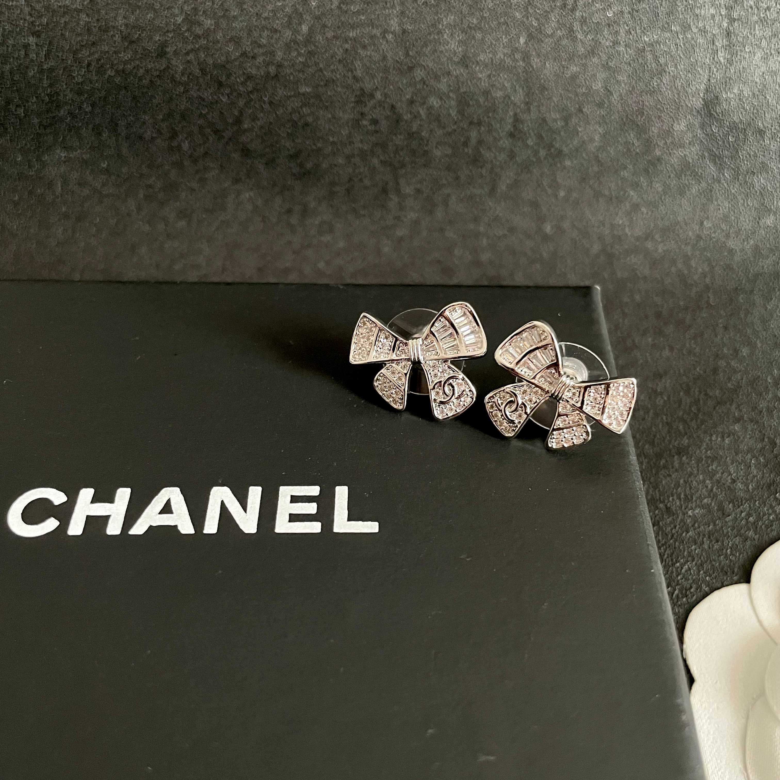 Chanel香奈儿 中古 双C耳钉👀小香家的款式真心无需多介绍😘🎶每一款都超好看，精致大方，非常显气质