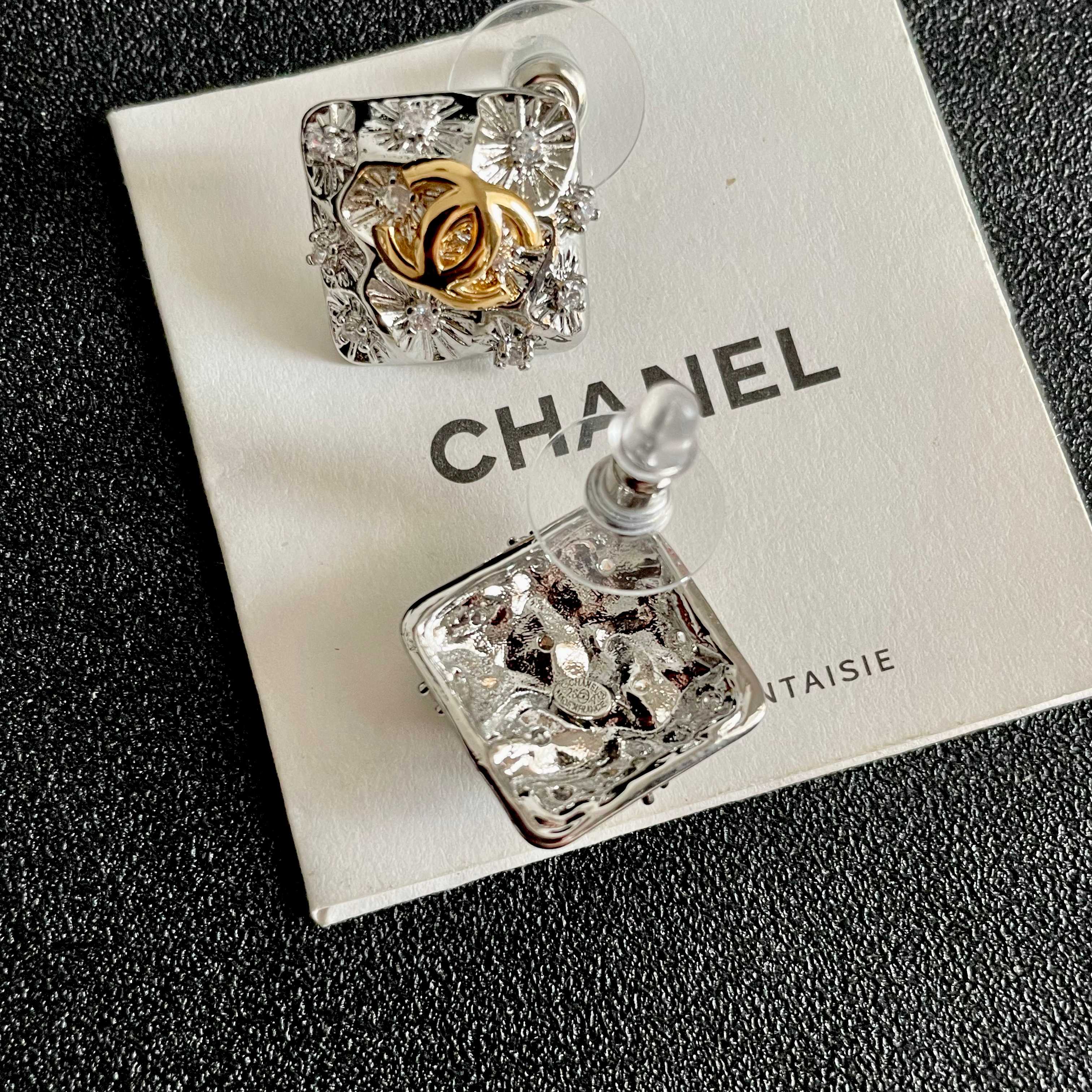 Chanel香奈儿 中古 双C耳钉👀小香家的款式真心无需多介绍😘🎶每一款都超好看，精致大方，非常显气质