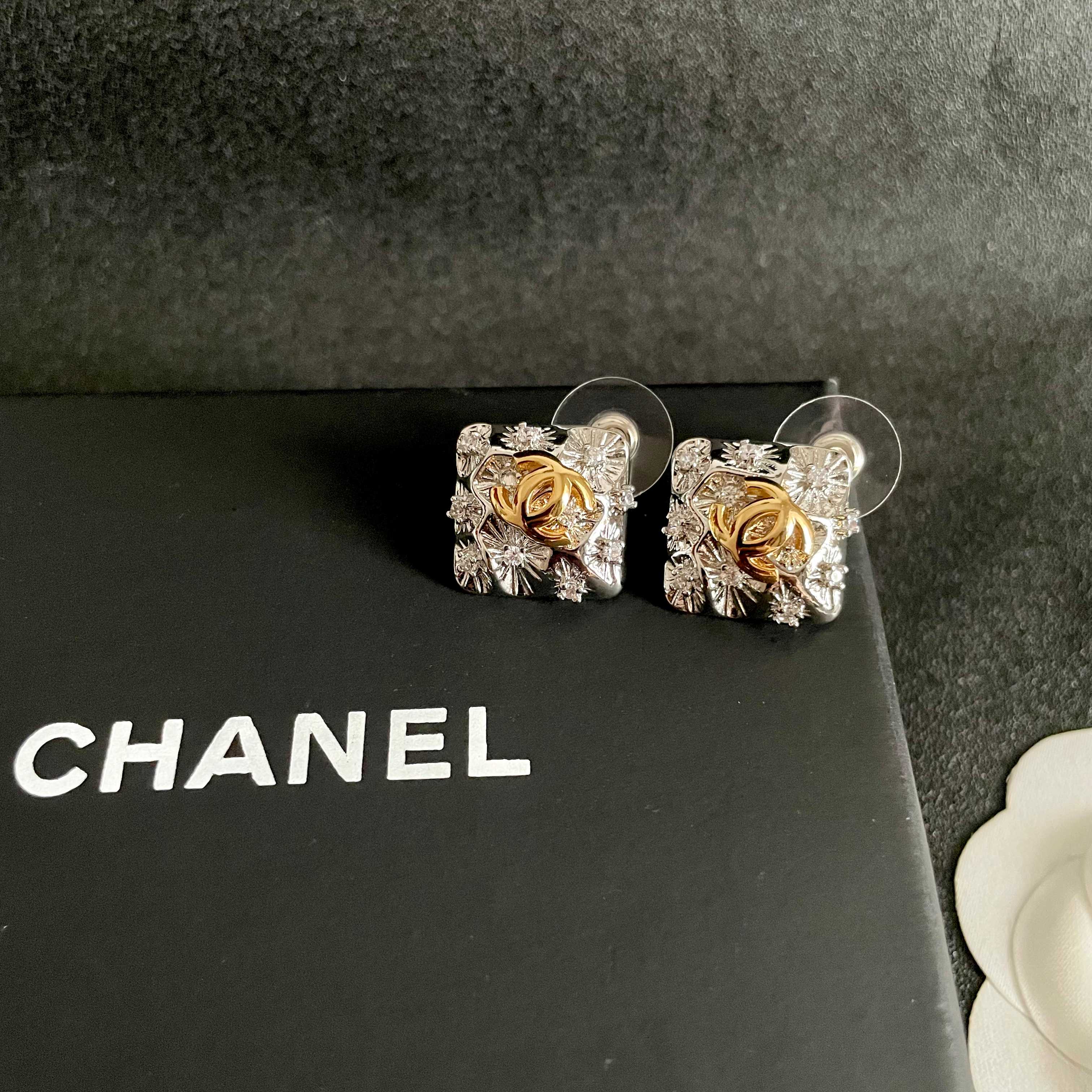 Chanel香奈儿 中古 双C耳钉👀小香家的款式真心无需多介绍😘🎶每一款都超好看，精致大方，非常显气质