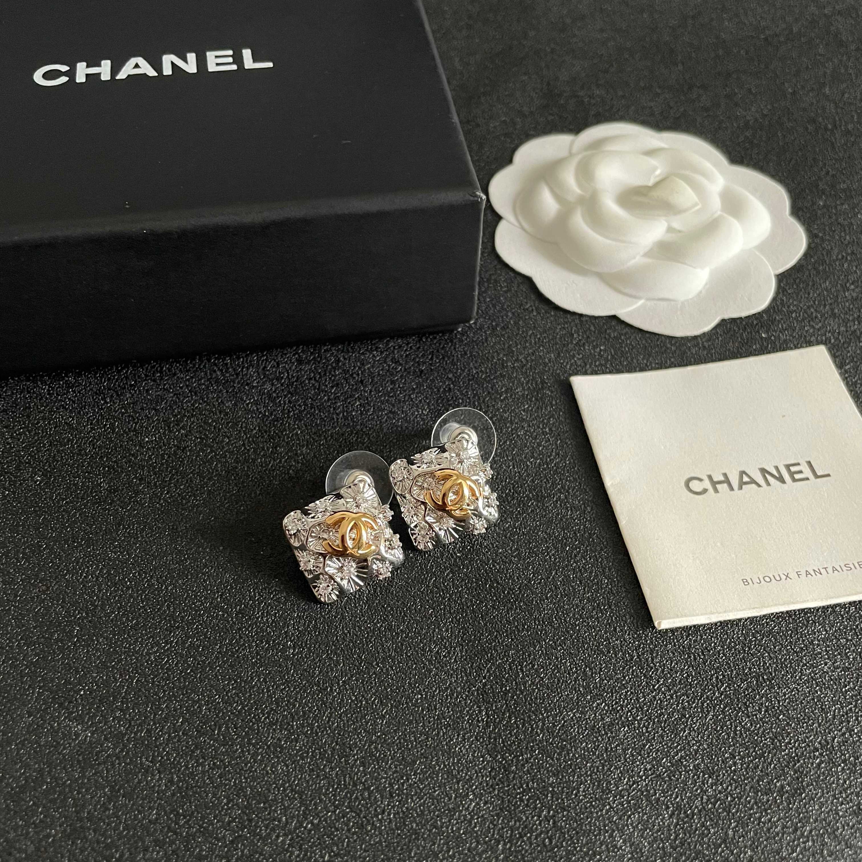 Chanel香奈儿 中古 双C耳钉👀小香家的款式真心无需多介绍😘🎶每一款都超好看，精致大方，非常显气质