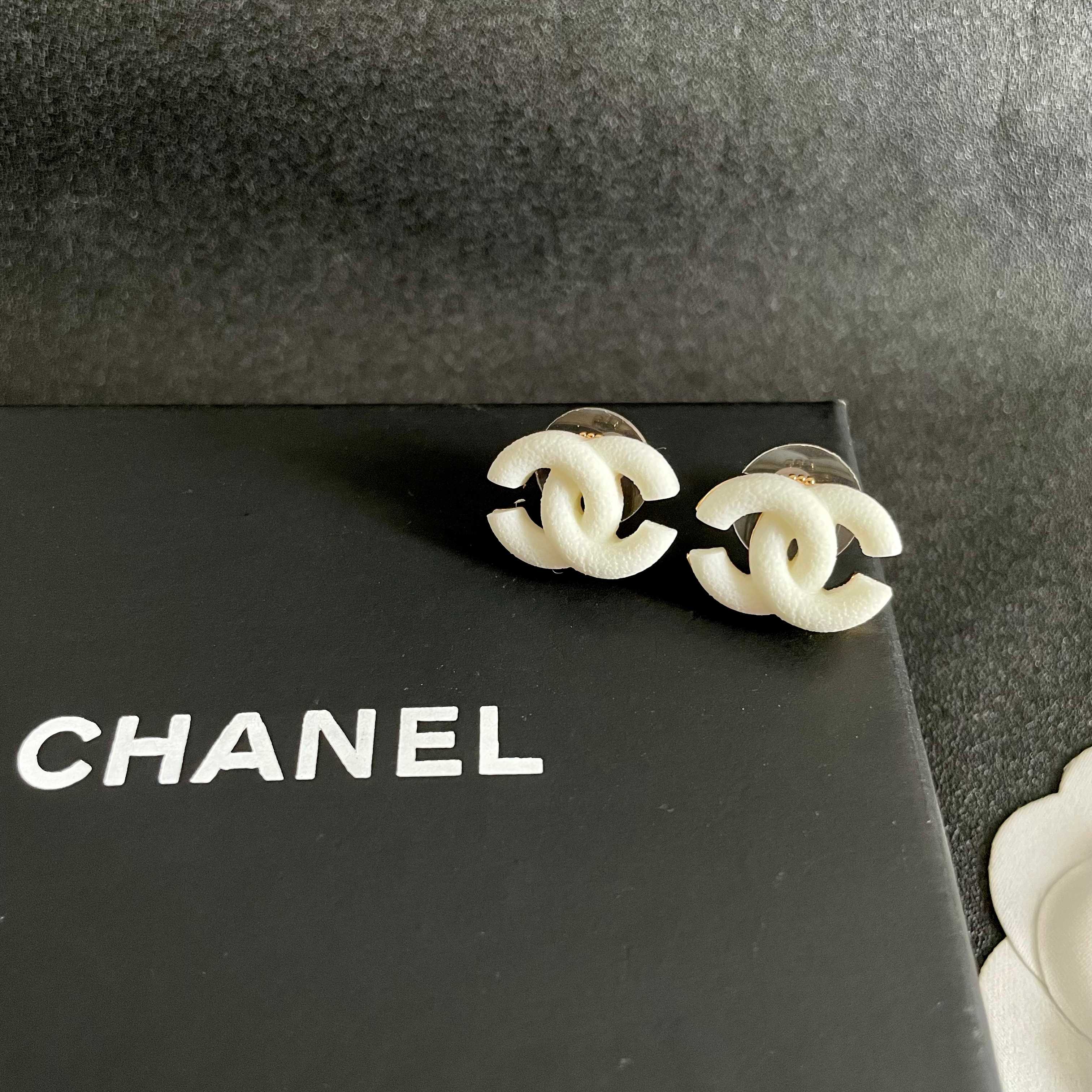 Chanel香奈儿 中古 双C耳钉👀小香家的款式真心无需多介绍😘🎶每一款都超好看，精致大方，非常显气质