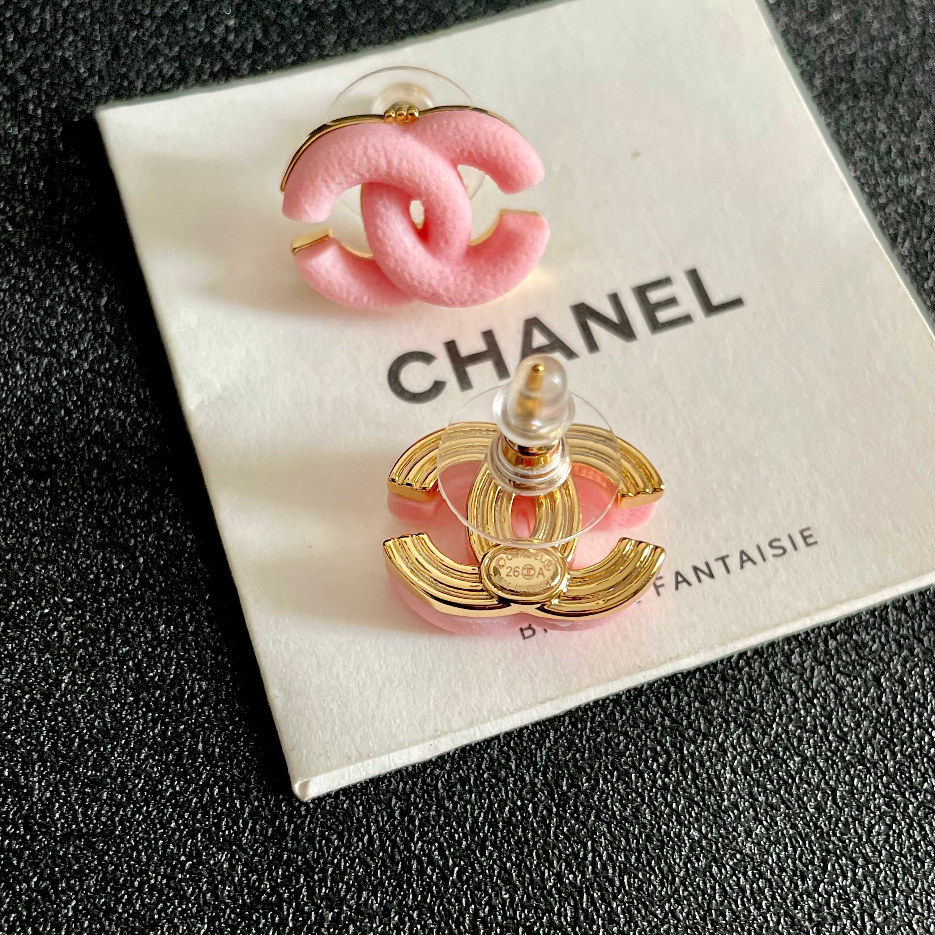 Chanel香奈儿 中古 双C耳钉👀小香家的款式真心无需多介绍😘🎶每一款都超好看，精致大方，非常显气质