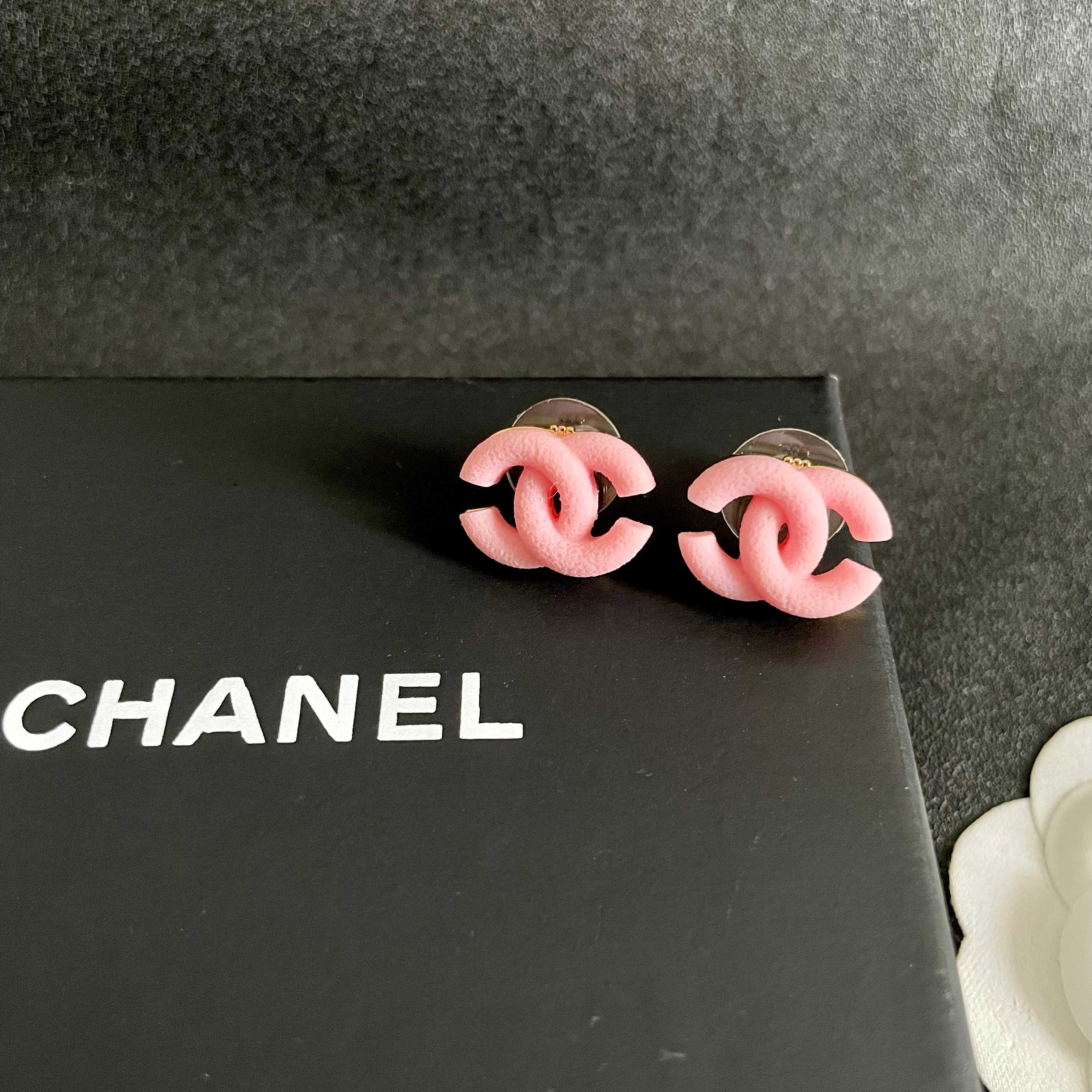 Chanel香奈儿 中古 双C耳钉👀小香家的款式真心无需多介绍😘🎶每一款都超好看，精致大方，非常显气质