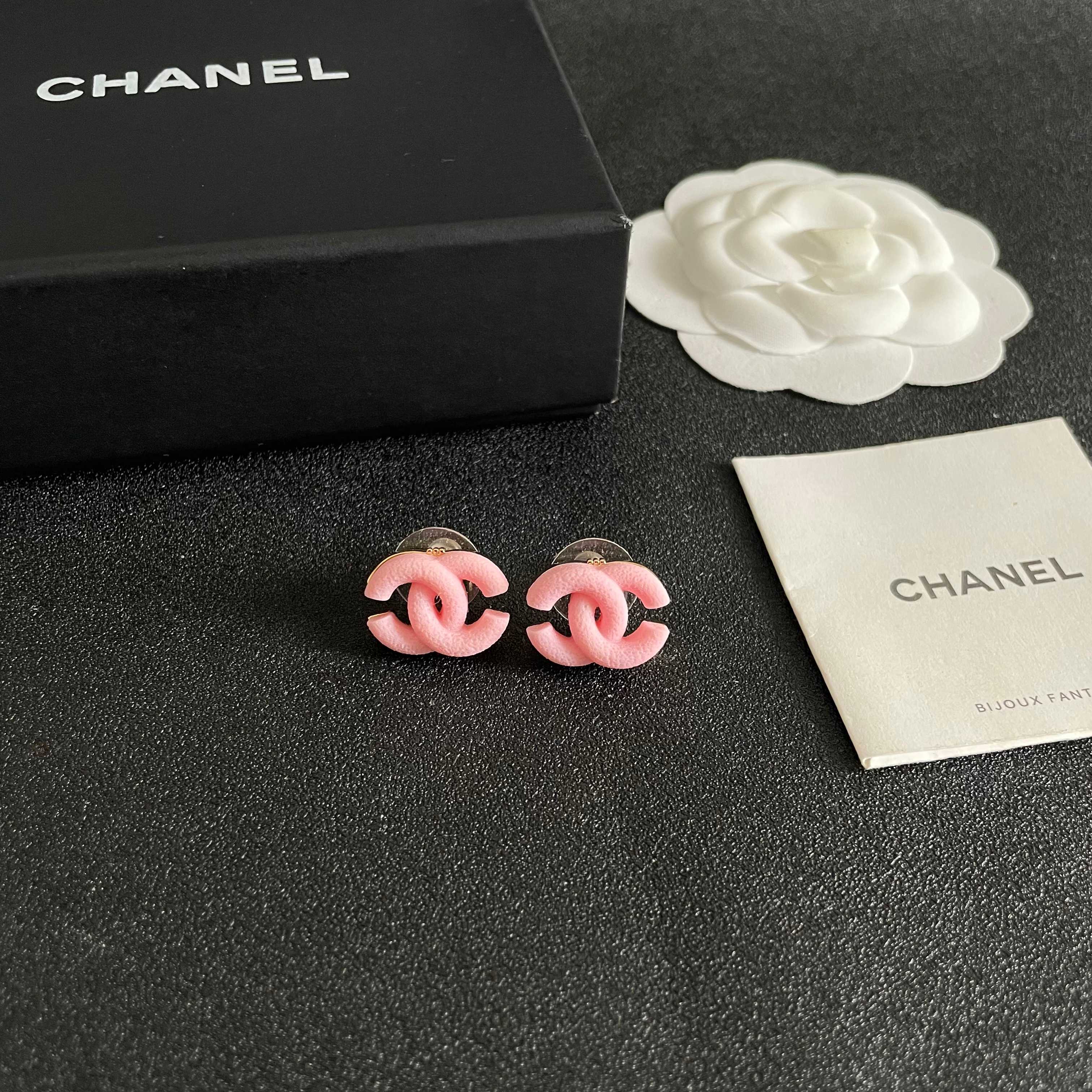 Chanel香奈儿 中古 双C耳钉👀小香家的款式真心无需多介绍😘🎶每一款都超好看，精致大方，非常显气质