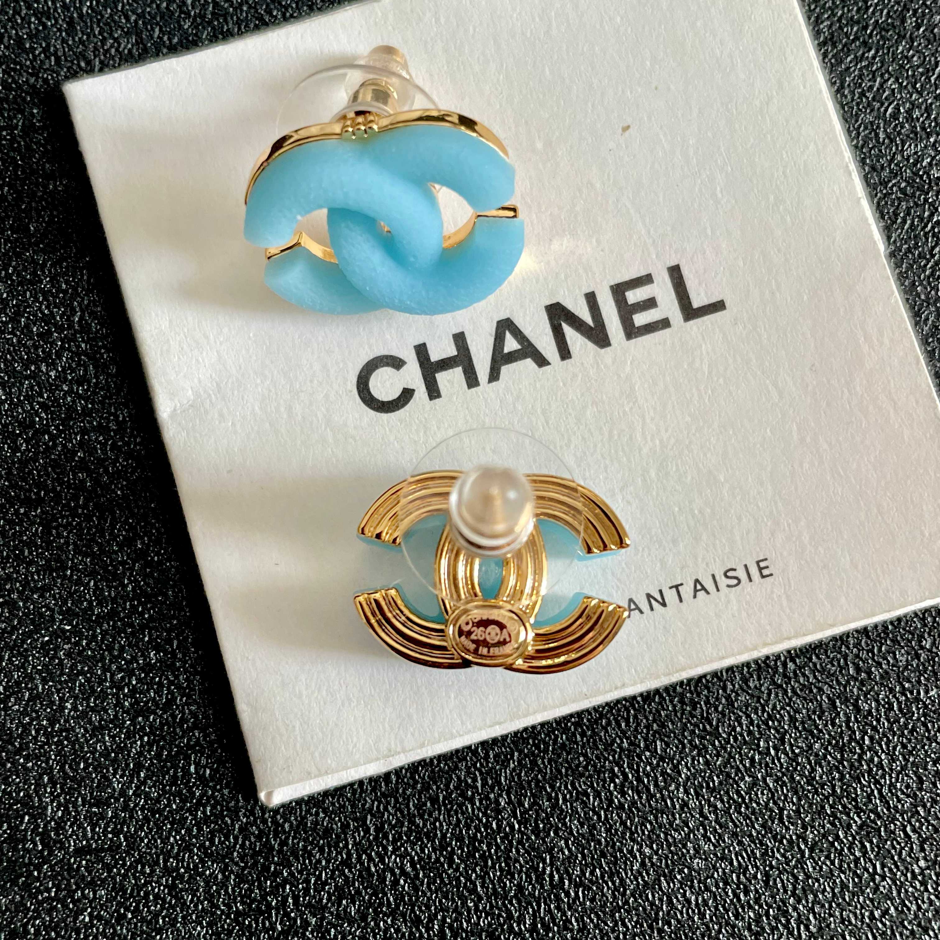 Chanel香奈儿 中古 双C耳钉👀小香家的款式真心无需多介绍😘🎶每一款都超好看，精致大方，非常显气质