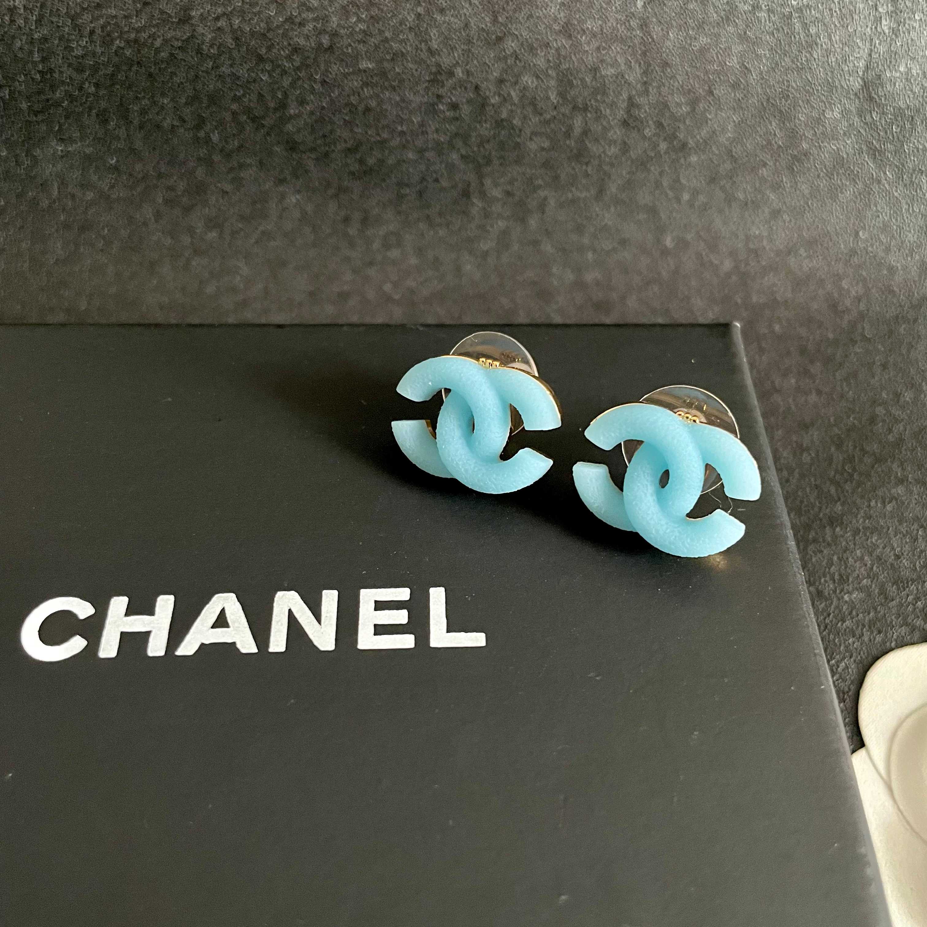 Chanel香奈儿 中古 双C耳钉👀小香家的款式真心无需多介绍😘🎶每一款都超好看，精致大方，非常显气质