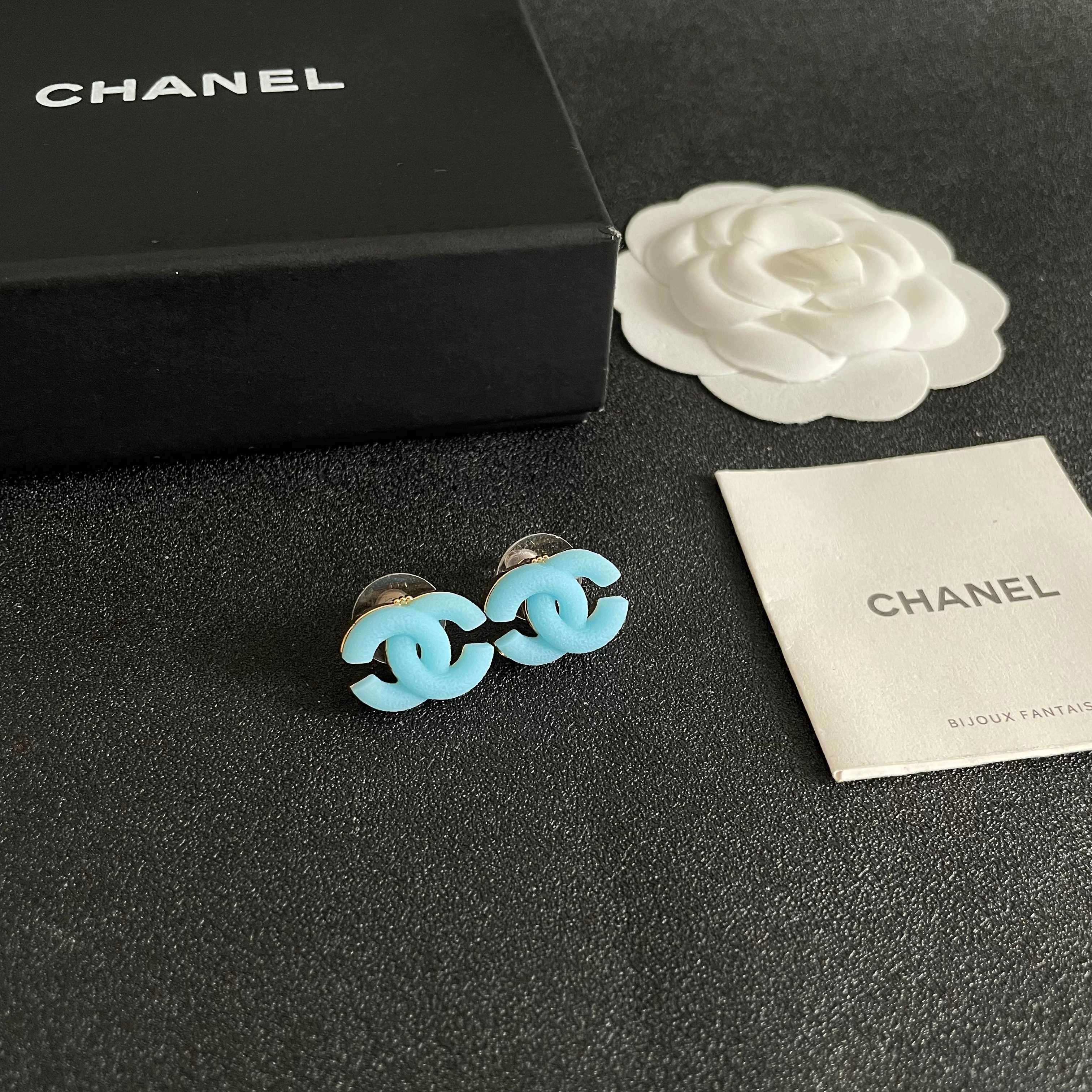 Chanel香奈儿 中古 双C耳钉👀小香家的款式真心无需多介绍😘🎶每一款都超好看，精致大方，非常显气质