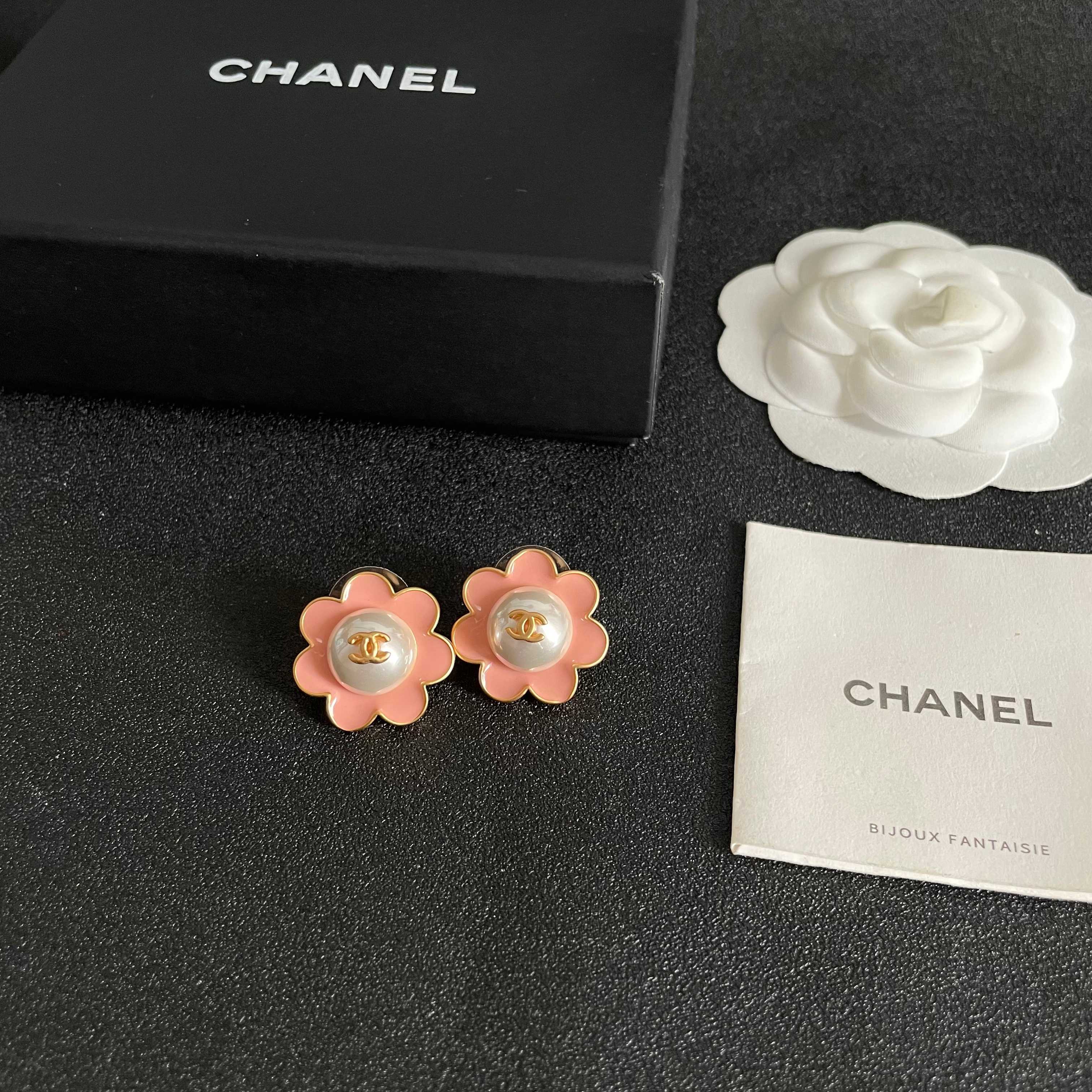 Chanel香奈儿 中古 双C耳钉👀小香家的款式真心无需多介绍😘🎶每一款都超好看，精致大方，非常显气质