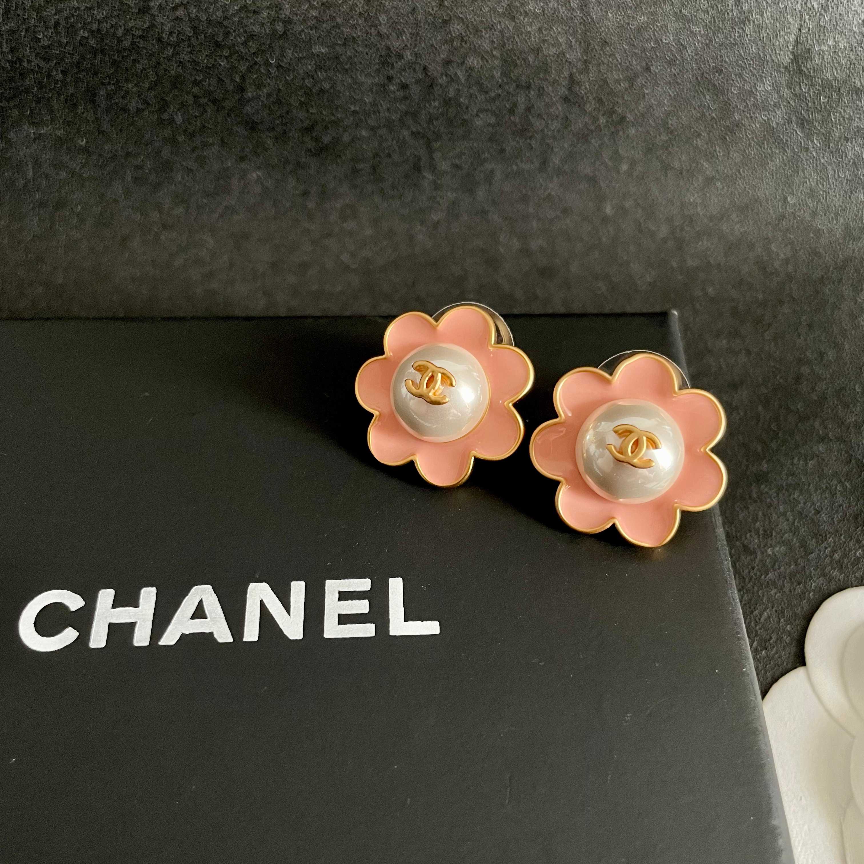 Chanel香奈儿 中古 双C耳钉👀小香家的款式真心无需多介绍😘🎶每一款都超好看，精致大方，非常显气质