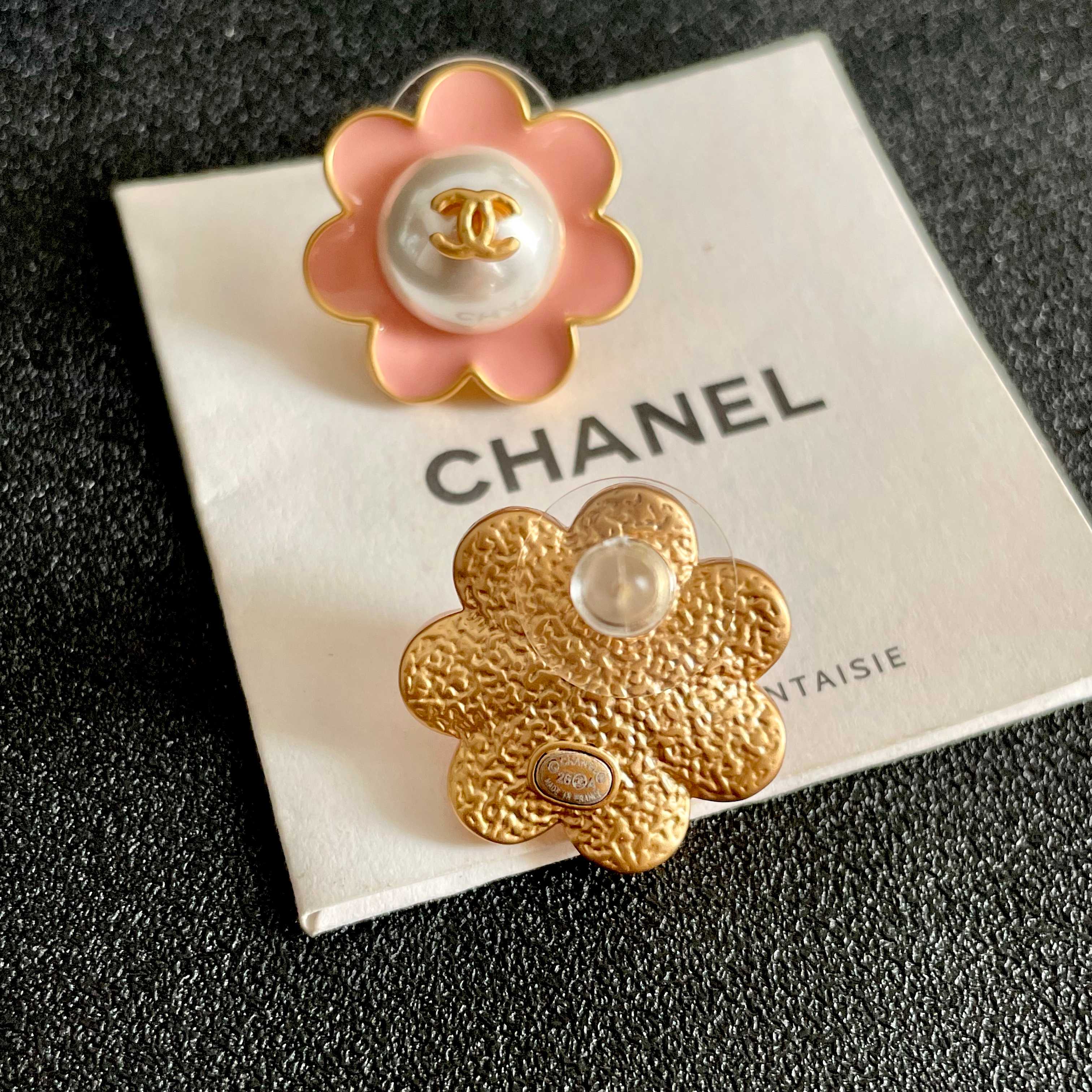 Chanel香奈儿 中古 双C耳钉👀小香家的款式真心无需多介绍😘🎶每一款都超好看，精致大方，非常显气质