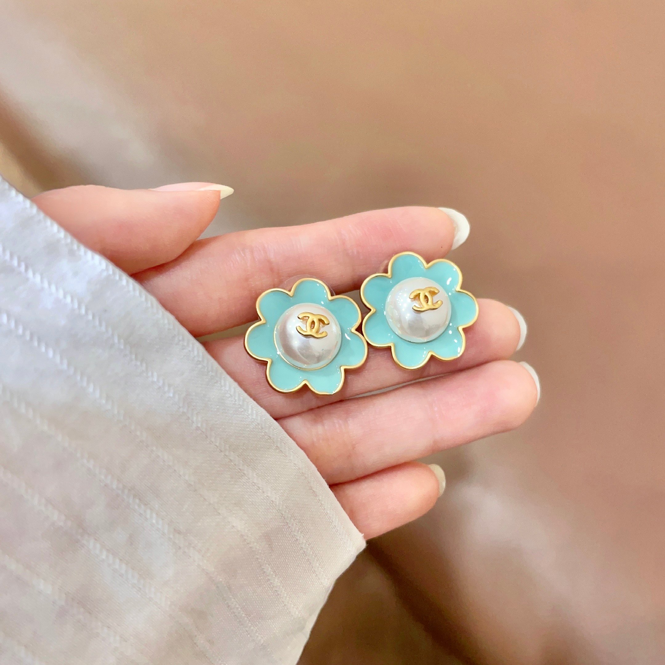 Chanel香奈儿 中古 双C耳钉👀小香家的款式真心无需多介绍😘🎶每一款都超好看，精致大方，非常显气质
