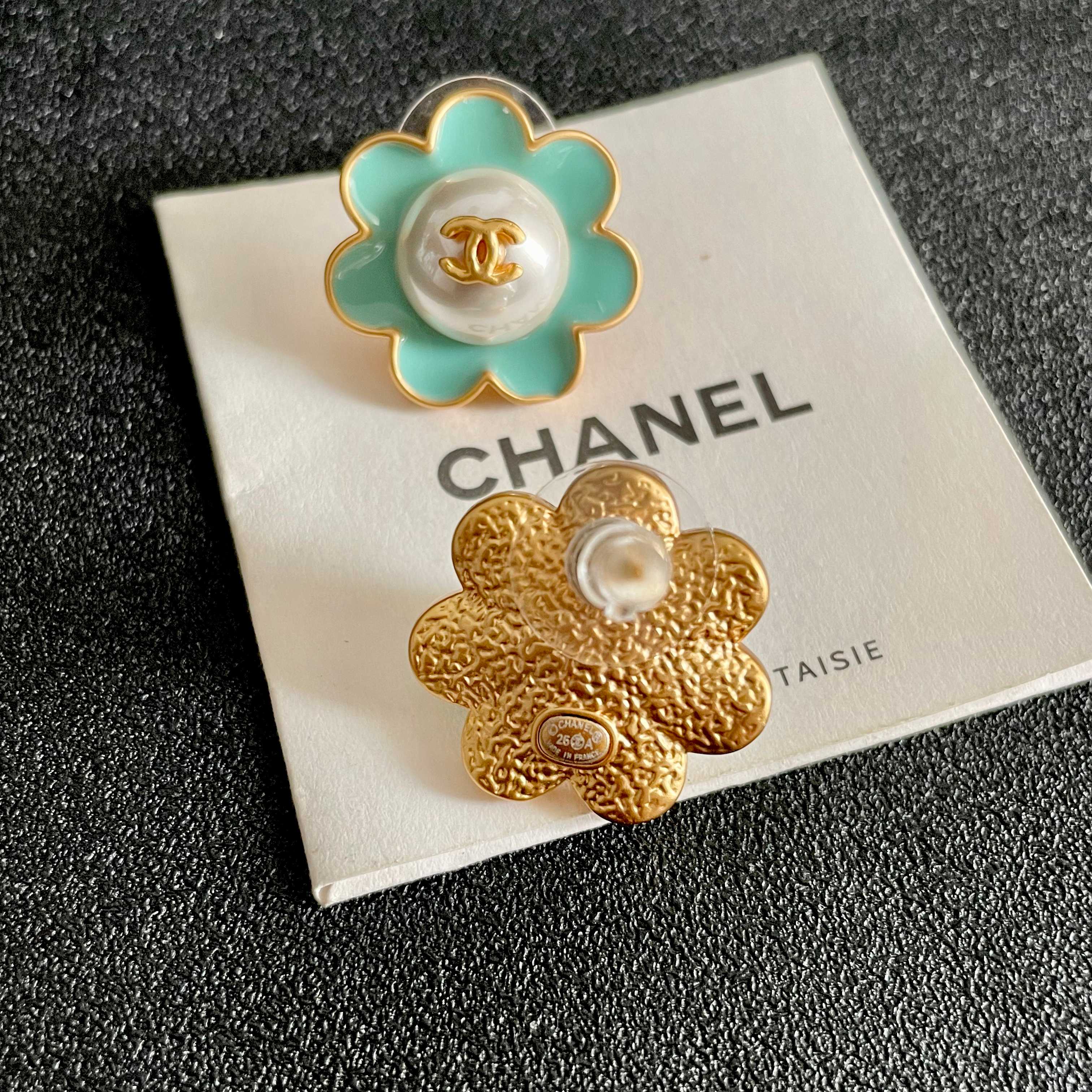 Chanel香奈儿 中古 双C耳钉👀小香家的款式真心无需多介绍😘🎶每一款都超好看，精致大方，非常显气质