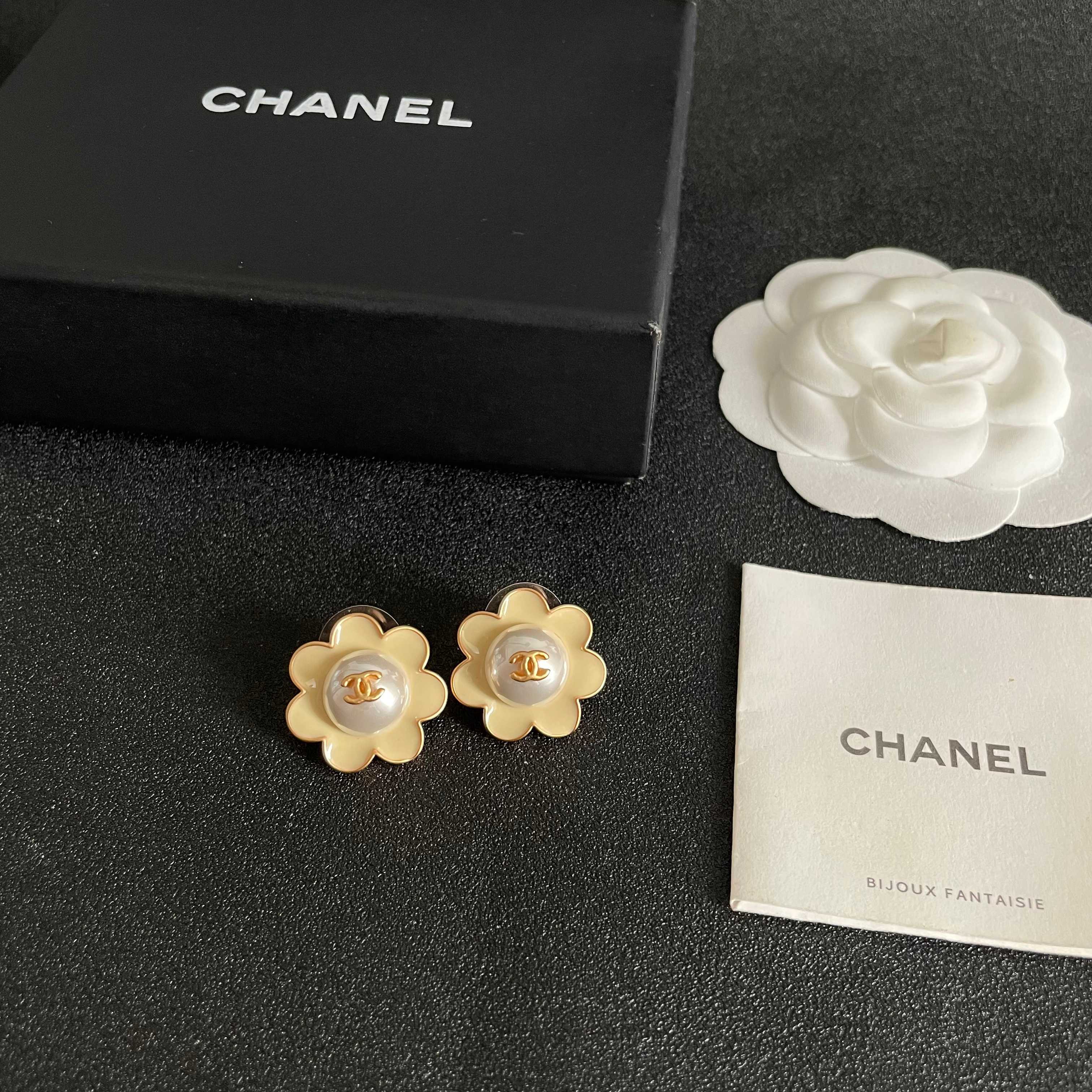 Chanel香奈儿 中古 双C耳钉👀小香家的款式真心无需多介绍😘🎶每一款都超好看，精致大方，非常显气质