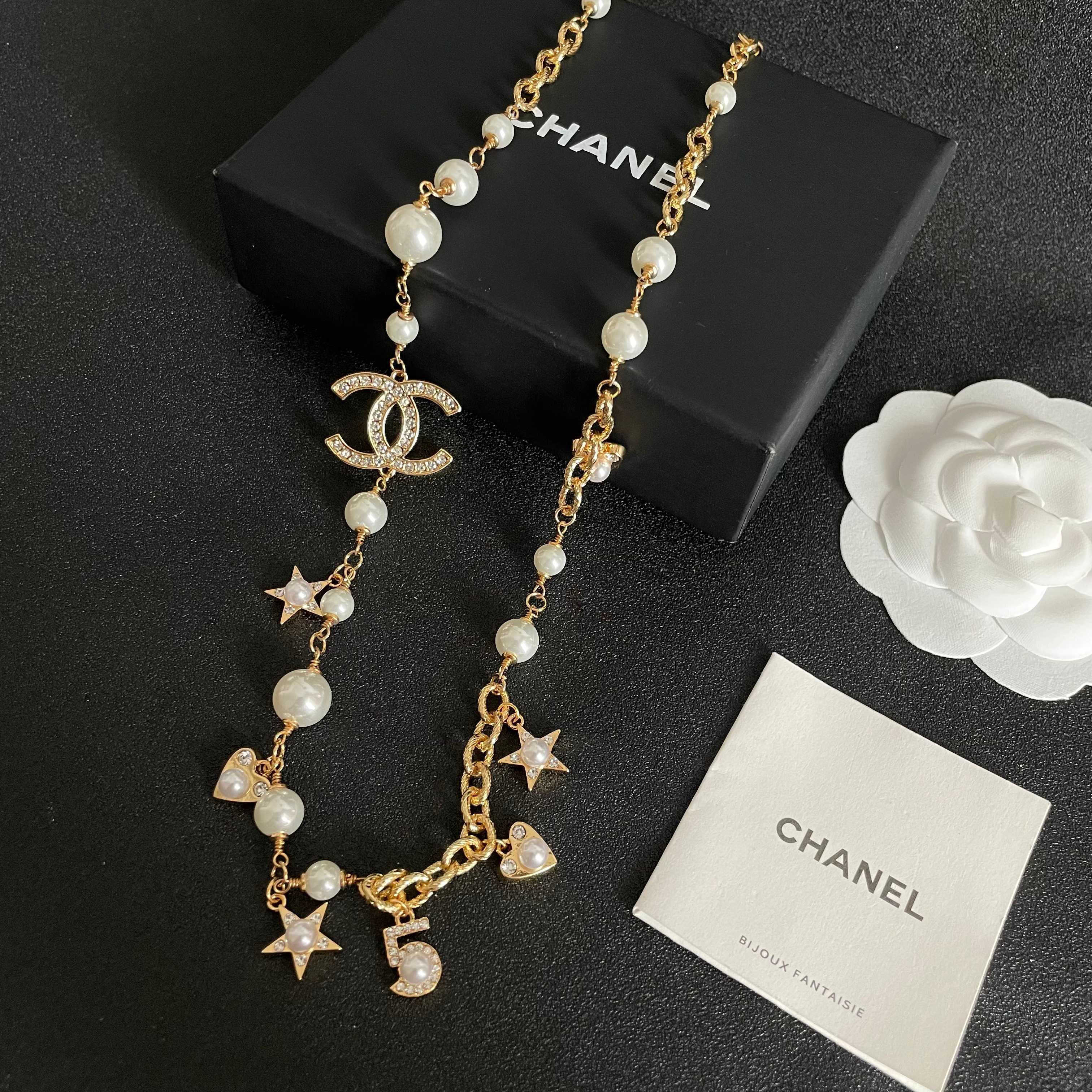 Chanel香奈儿 中古 字母项链👀小香家的款式真心无需多介绍😘🎶每一款都超好看，精致大方，非常显气质.