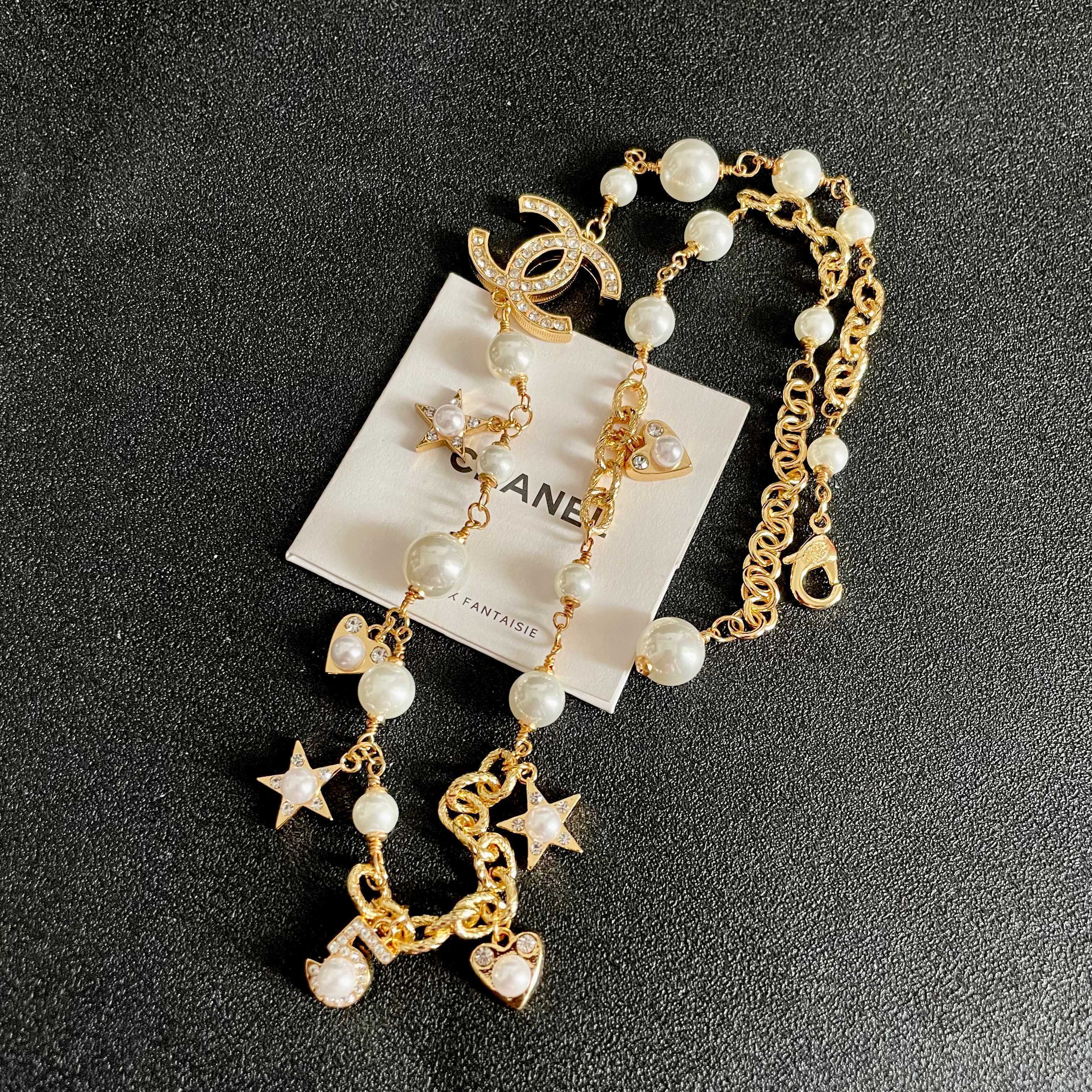Chanel香奈儿 中古 字母项链👀小香家的款式真心无需多介绍😘🎶每一款都超好看，精致大方，非常显气质.