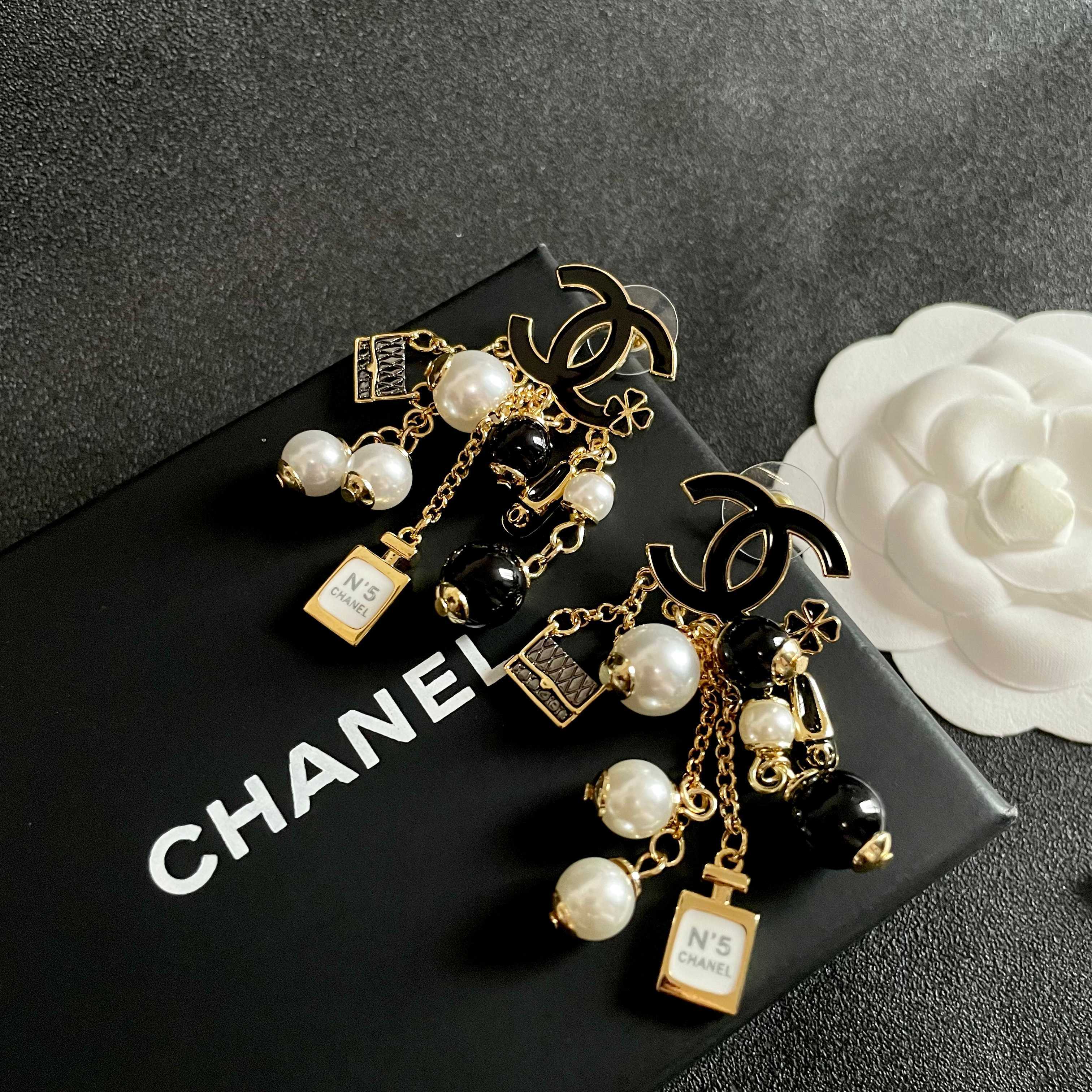 Chanel香奈儿 中古 耳钉👀小香家的款式真心无需多介绍😘🎶每一款都超好看，精致大方，非常显气质