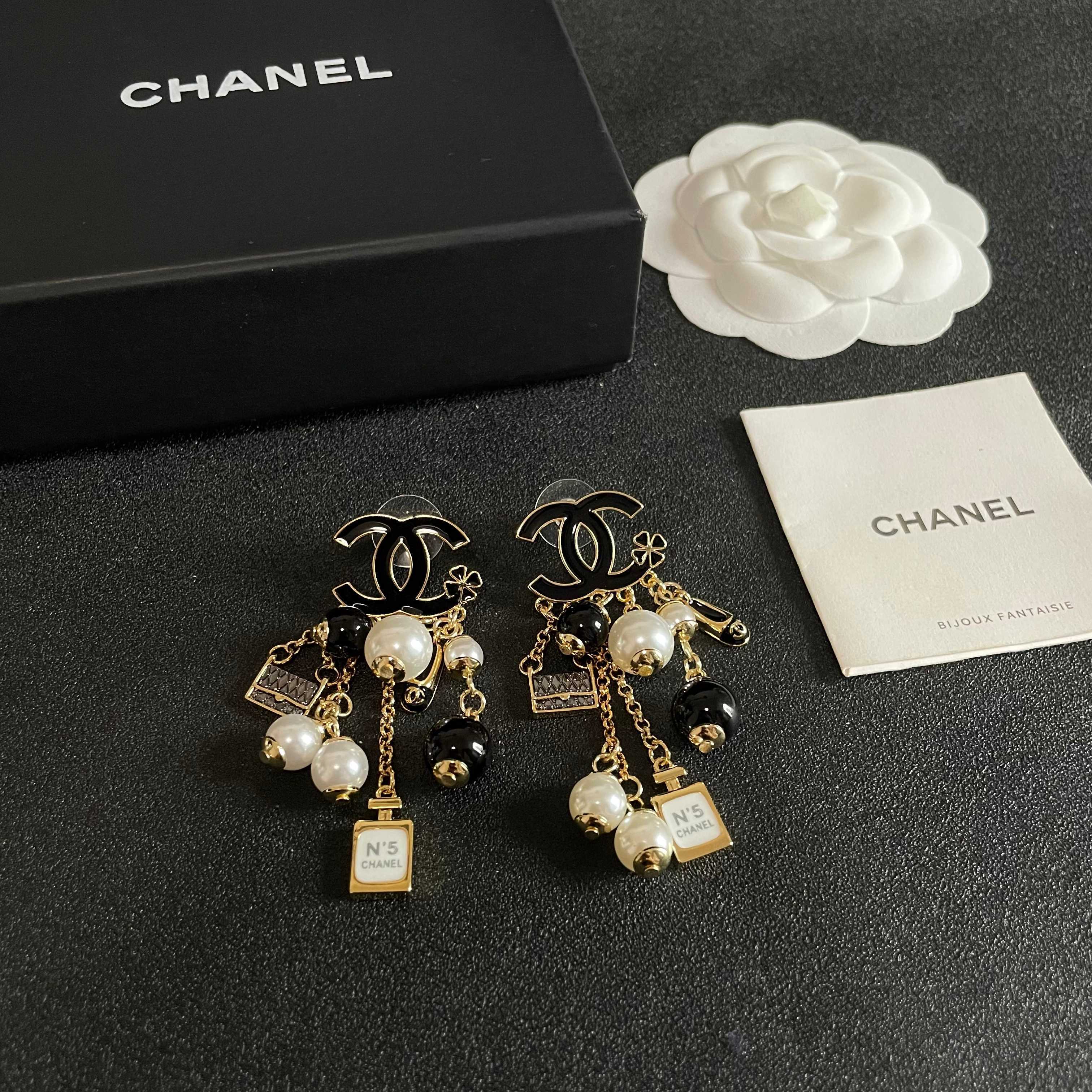 Chanel香奈儿 中古 耳钉👀小香家的款式真心无需多介绍😘🎶每一款都超好看，精致大方，非常显气质