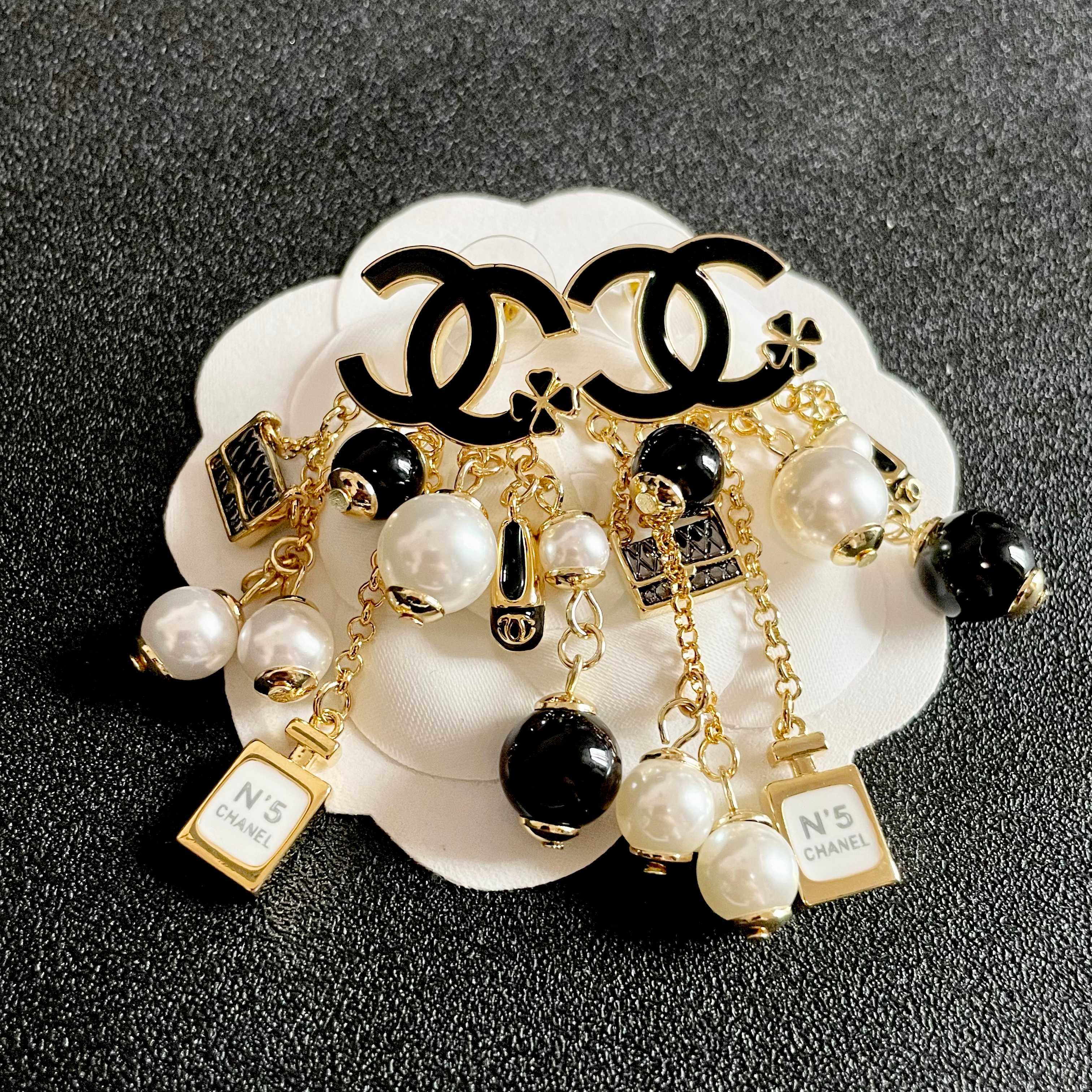 Chanel香奈儿 中古 耳钉👀小香家的款式真心无需多介绍😘🎶每一款都超好看，精致大方，非常显气质