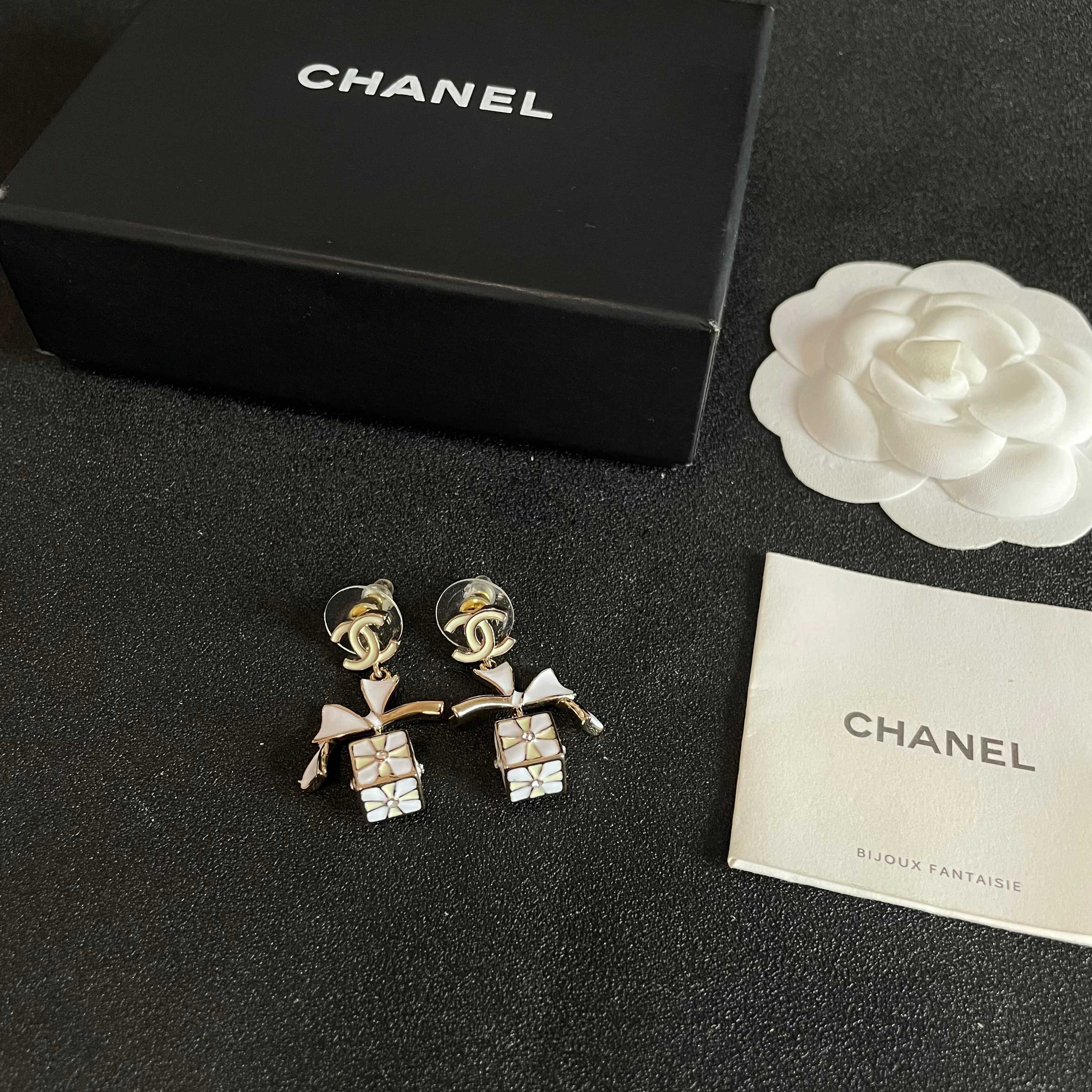 Chanel香奈儿 中古 耳钉👀小香家的款式真心无需多介绍😘🎶每一款都超好看，精致大方，非常显气质