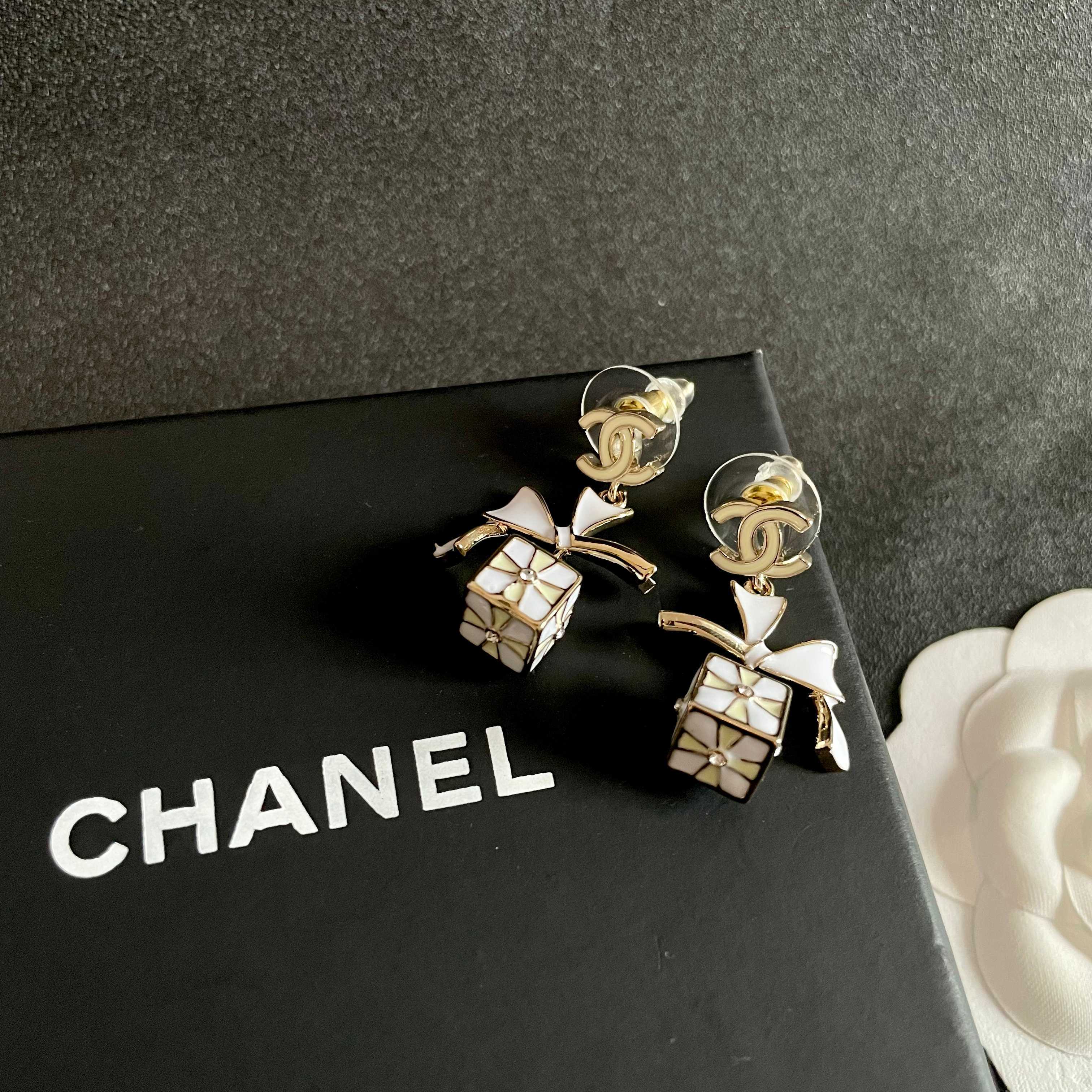 Chanel香奈儿 中古 耳钉👀小香家的款式真心无需多介绍😘🎶每一款都超好看，精致大方，非常显气质