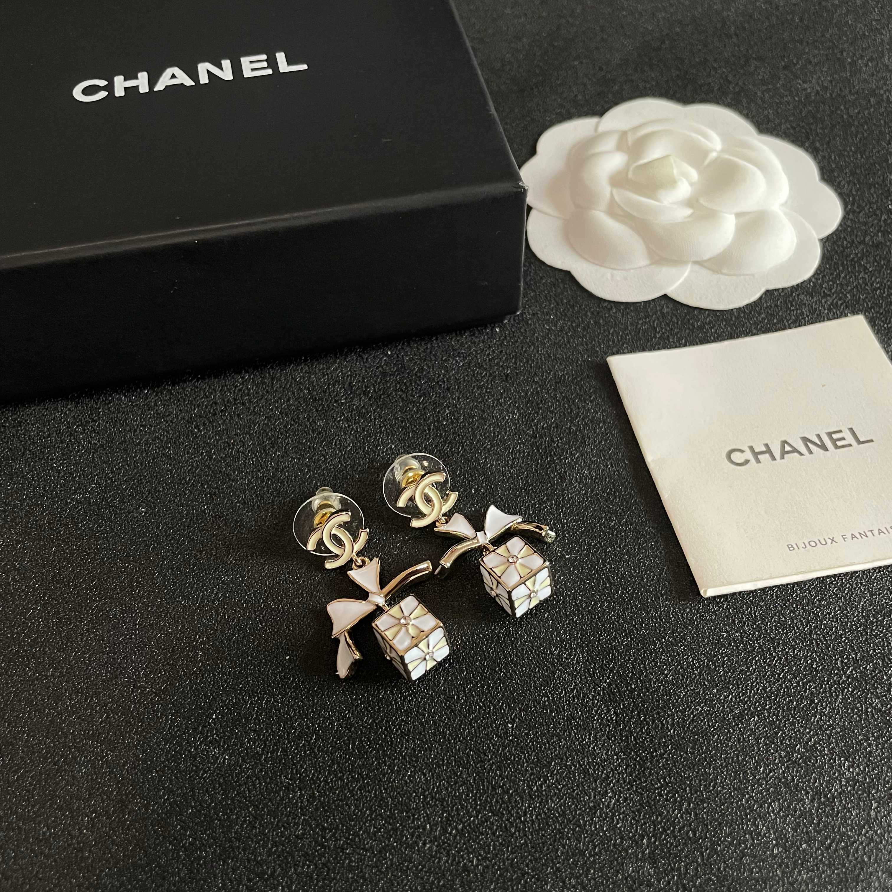 Chanel香奈儿 中古 耳钉👀小香家的款式真心无需多介绍😘🎶每一款都超好看，精致大方，非常显气质