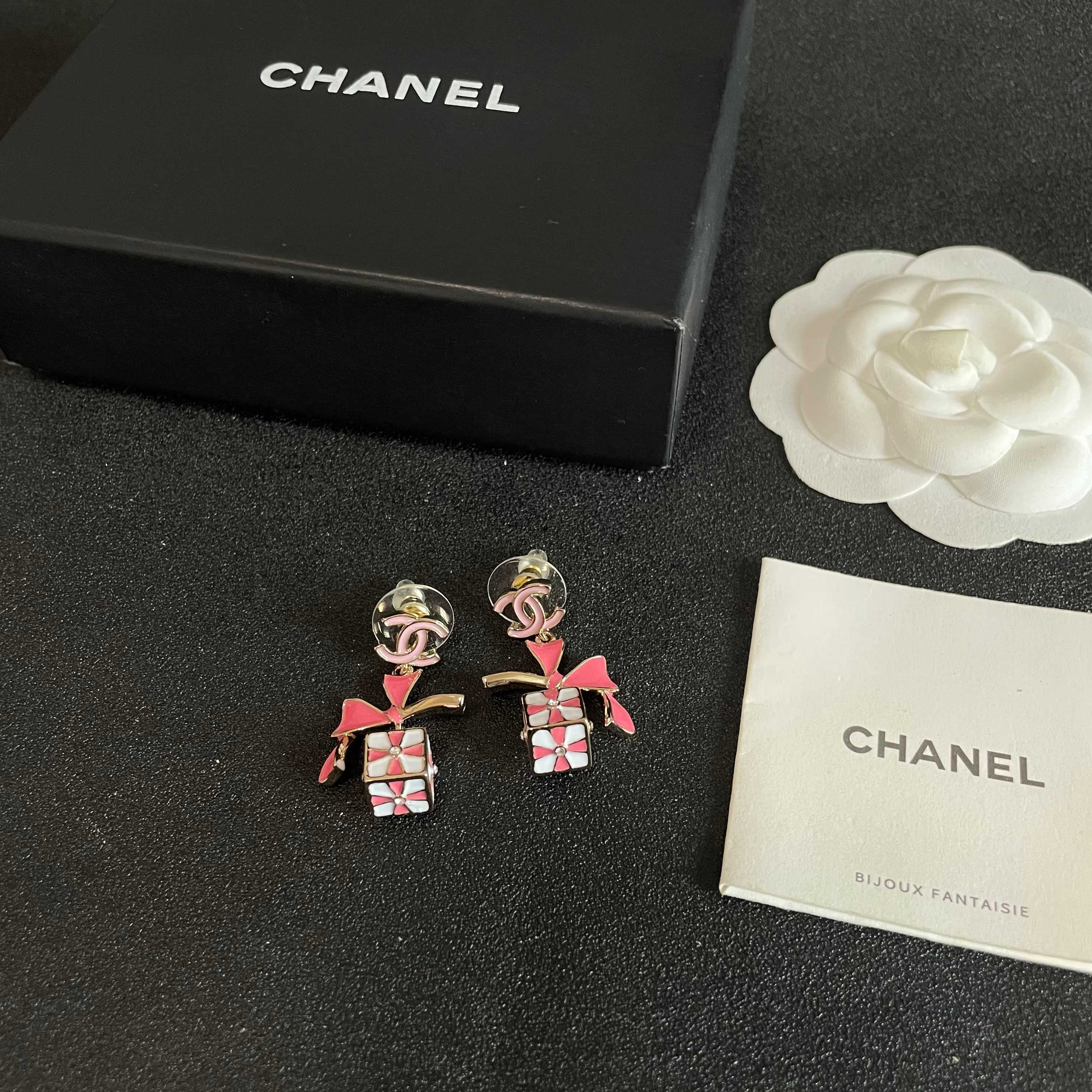 Chanel香奈儿 中古 耳钉👀小香家的款式真心无需多介绍😘🎶每一款都超好看，精致大方，非常显气质