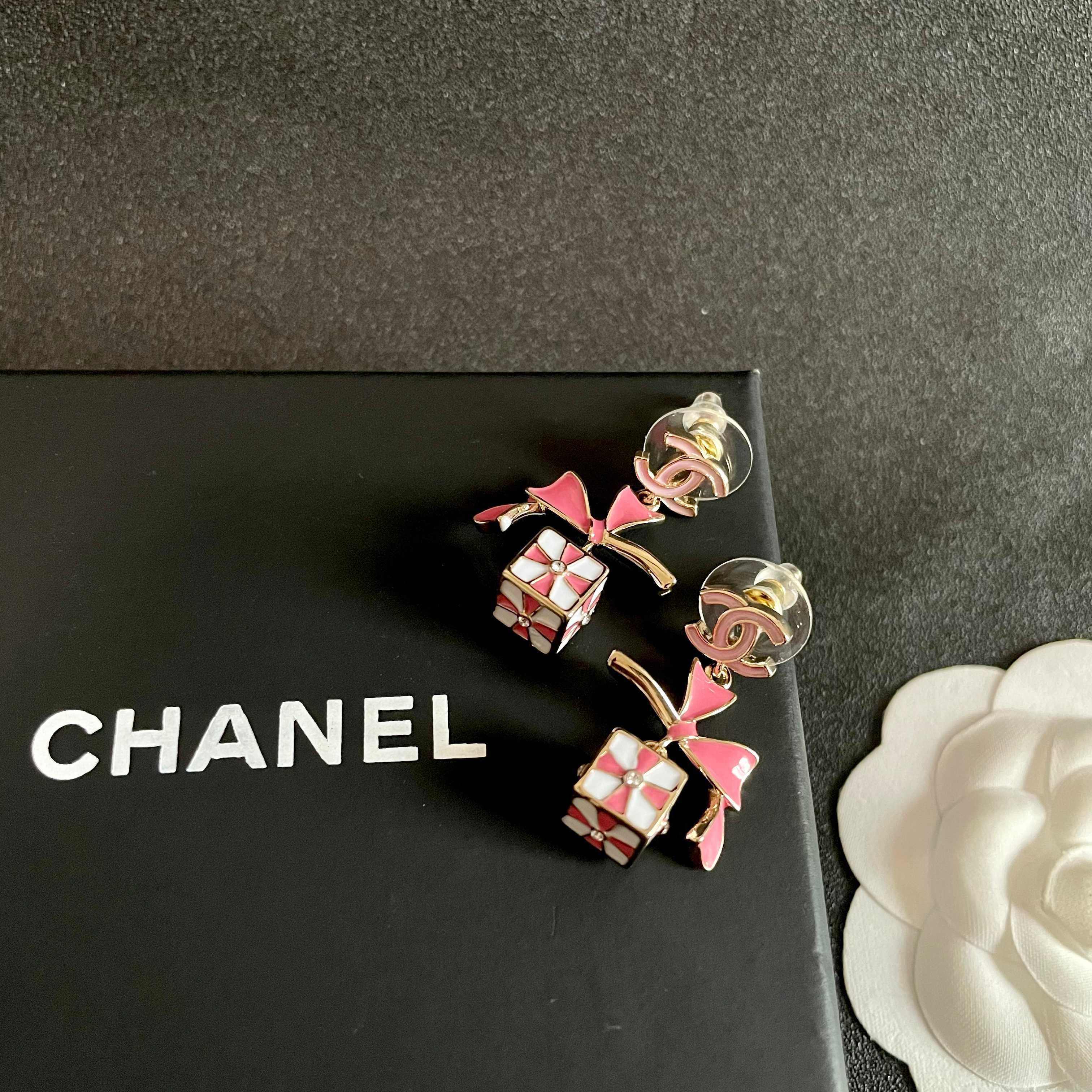 Chanel香奈儿 中古 耳钉👀小香家的款式真心无需多介绍😘🎶每一款都超好看，精致大方，非常显气质
