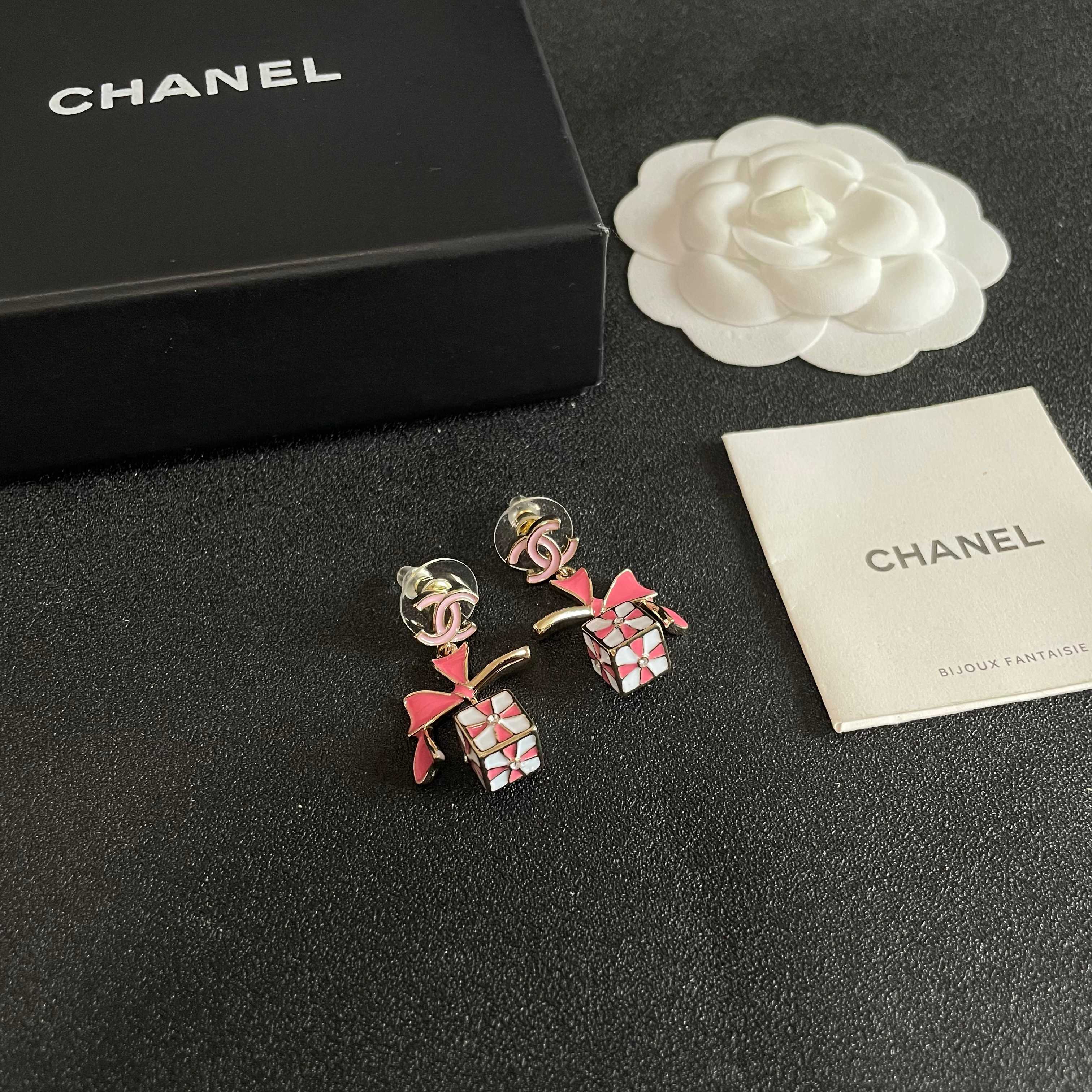 Chanel香奈儿 中古 耳钉👀小香家的款式真心无需多介绍😘🎶每一款都超好看，精致大方，非常显气质