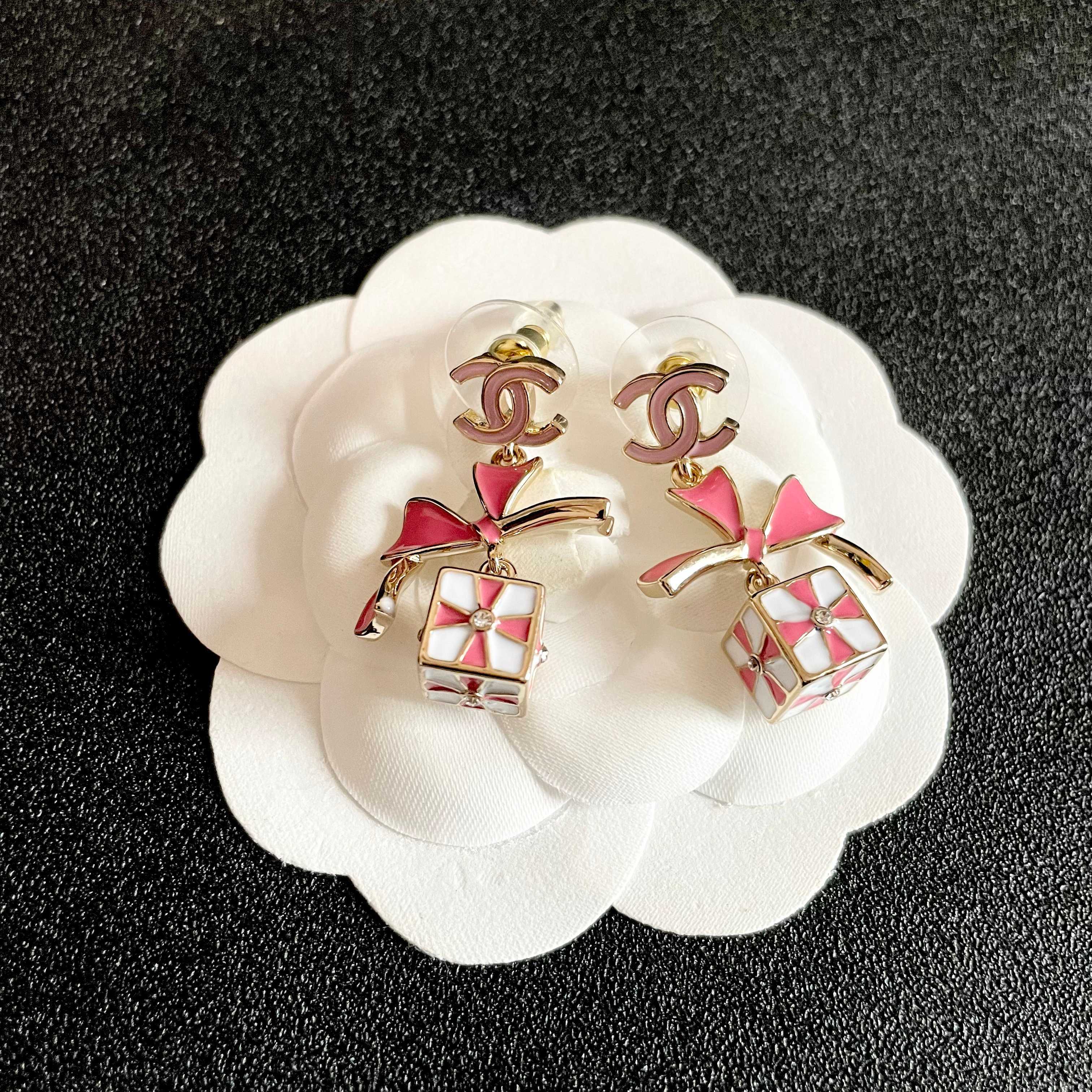 Chanel香奈儿 中古 耳钉👀小香家的款式真心无需多介绍😘🎶每一款都超好看，精致大方，非常显气质