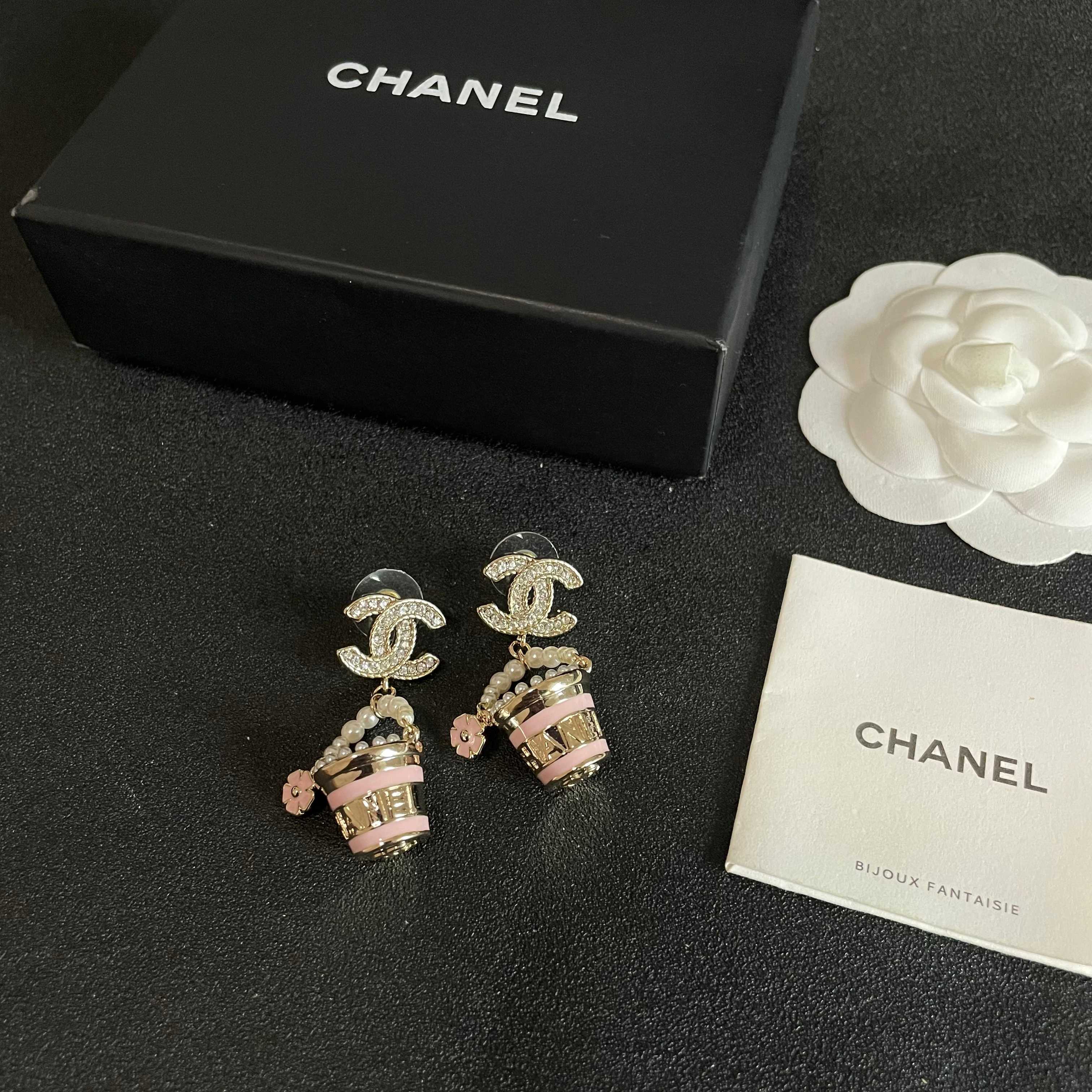 Chanel香奈儿 中古 耳钉👀小香家的款式真心无需多介绍😘🎶每一款都超好看，精致大方，非常显气质